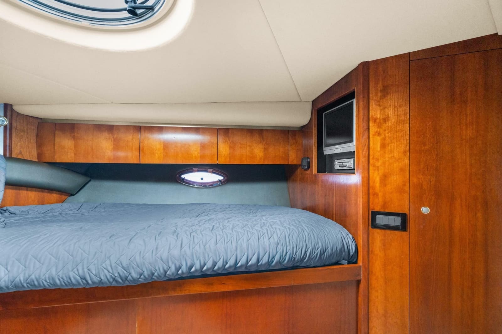 2005 Cruisers Yachts 520 Express - Photo 25