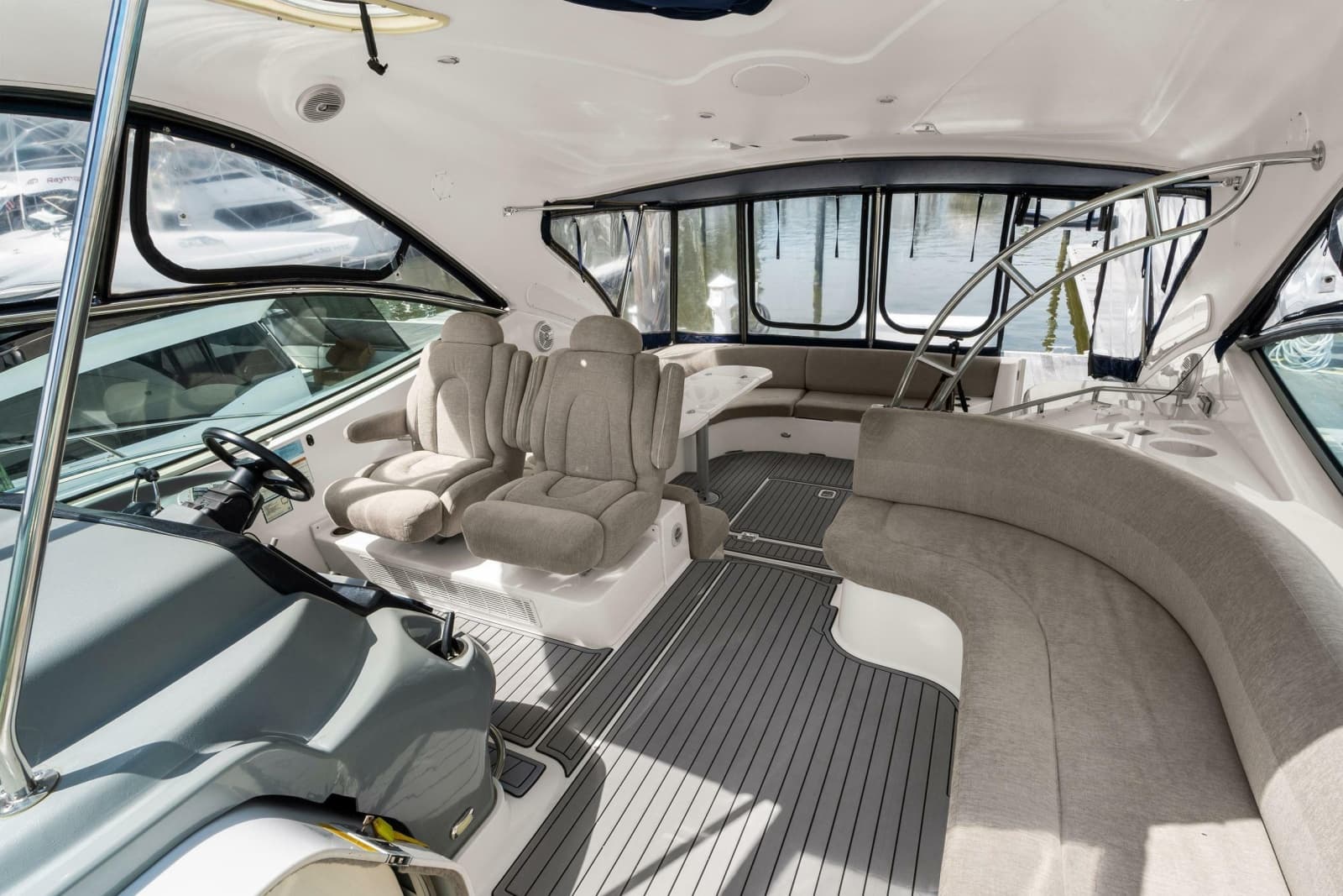 2005 Cruisers Yachts 520 Express - Photo 37