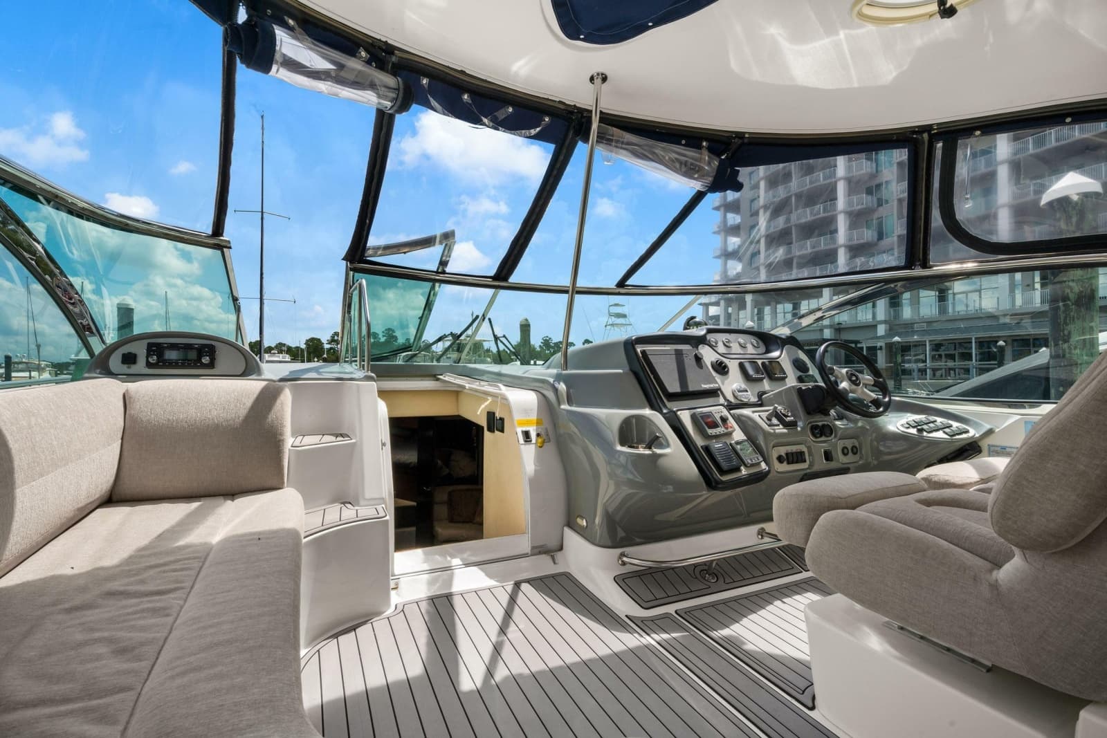 2005 Cruisers Yachts 520 Express - Photo 36