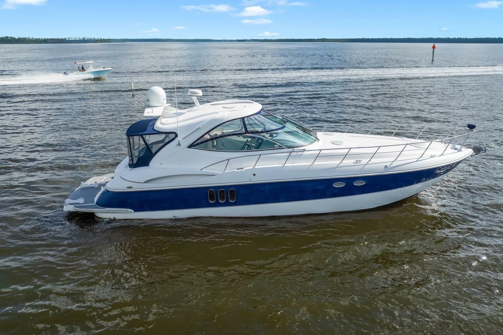 2005 Cruisers Yachts 520 Express - Photo 2