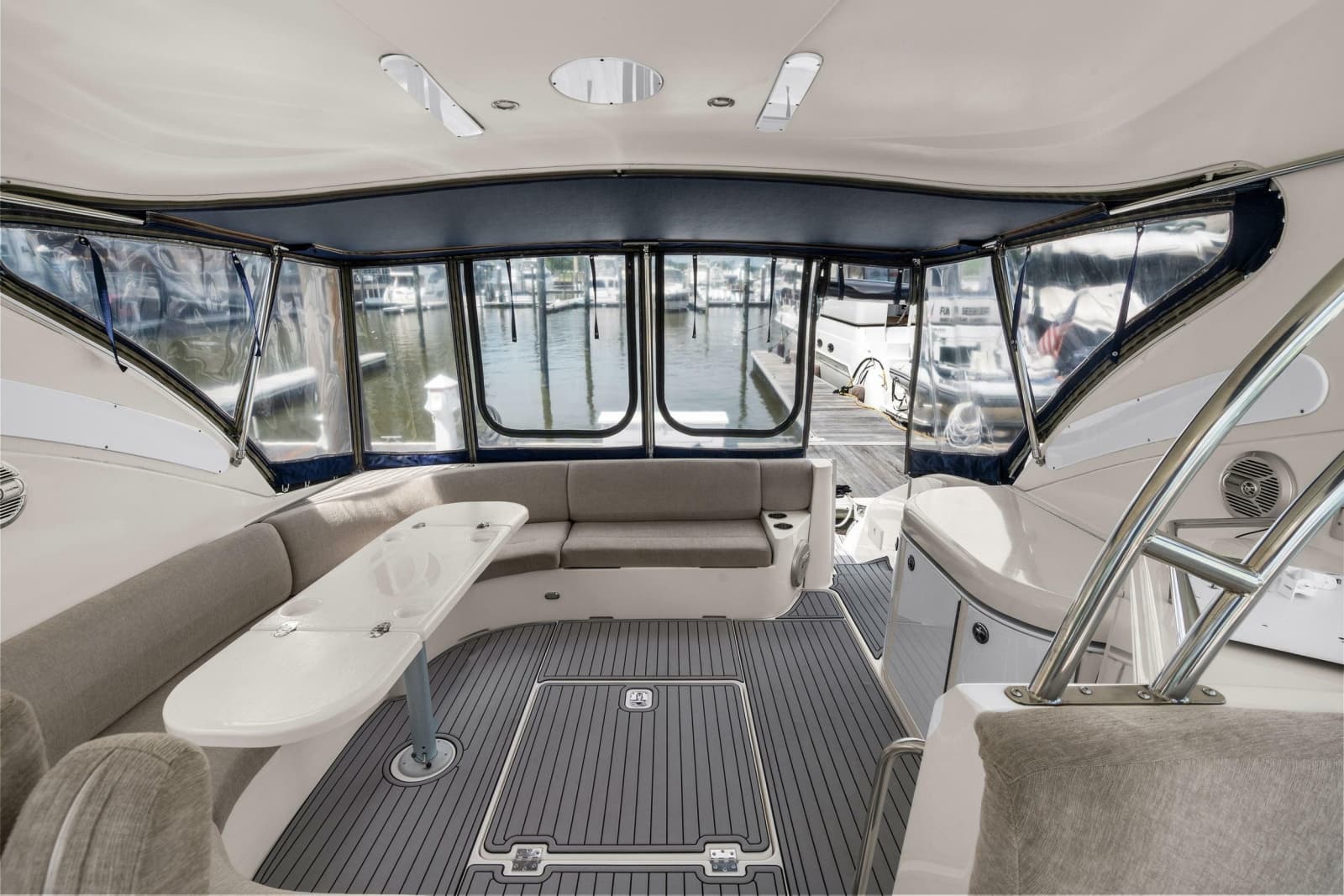 2005 Cruisers Yachts 520 Express - Photo 38