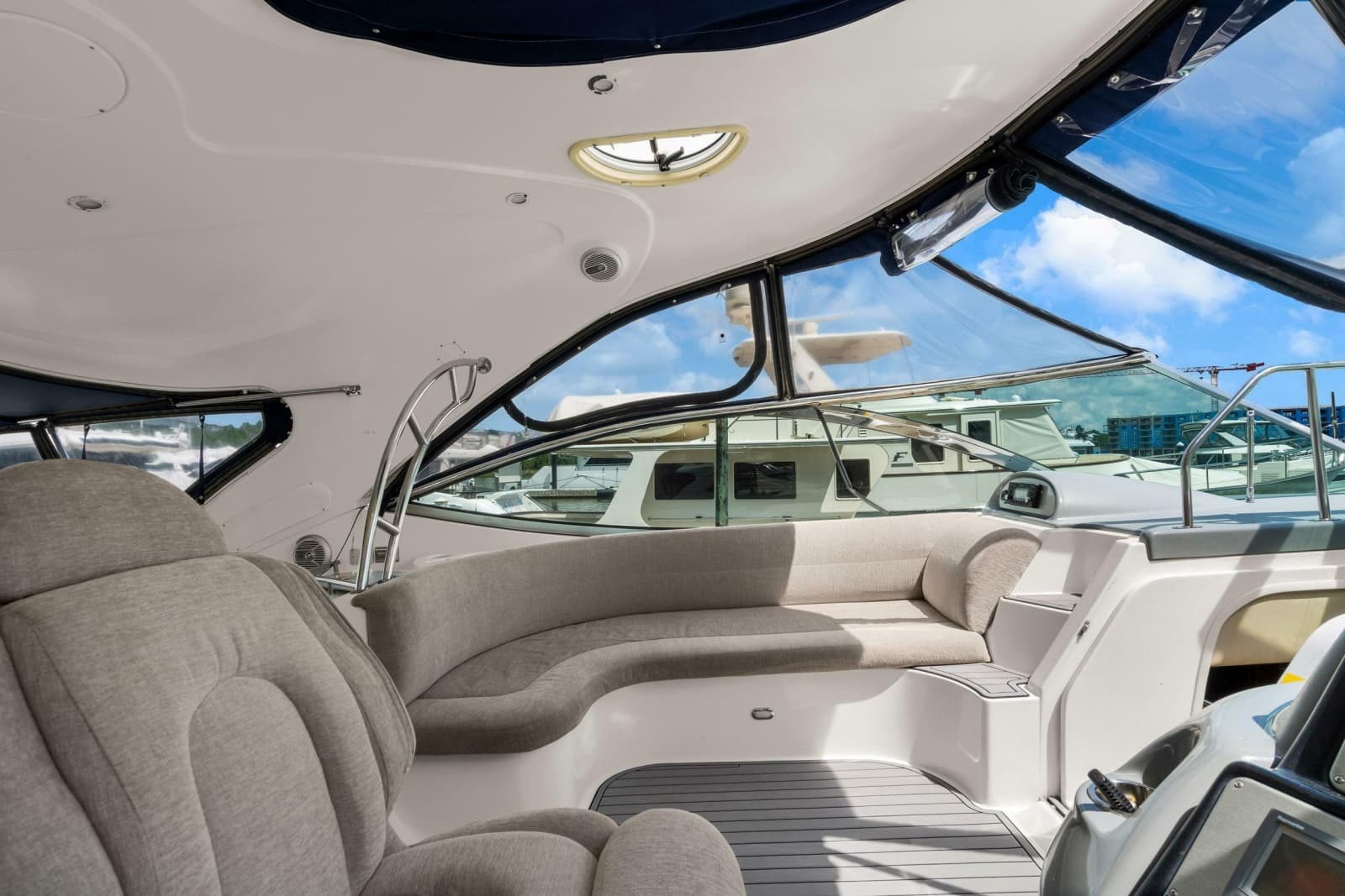 2005 Cruisers Yachts 520 Express - Photo 32