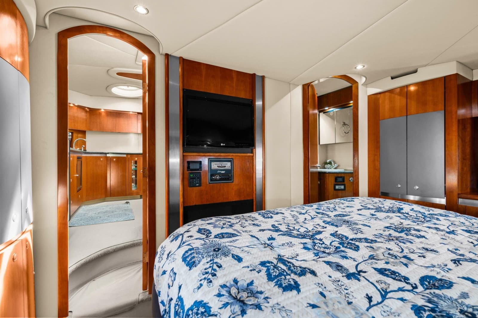 2005 Cruisers Yachts 520 Express - Photo 17