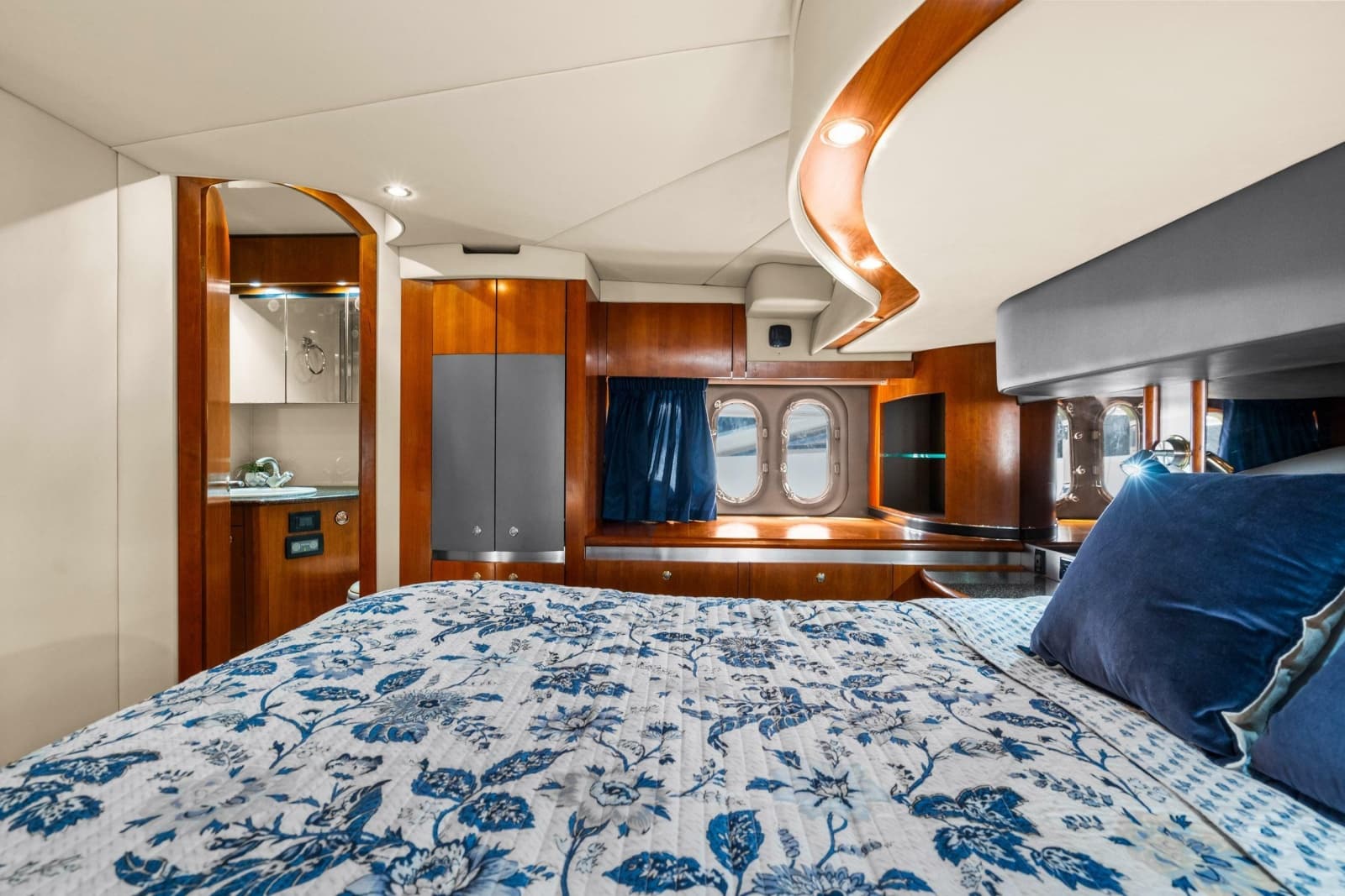 2005 Cruisers Yachts 520 Express - Photo 18