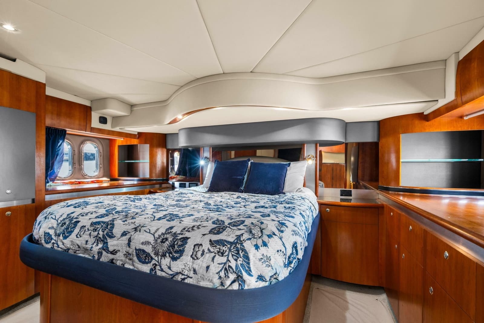 2005 Cruisers Yachts 520 Express - Photo 15