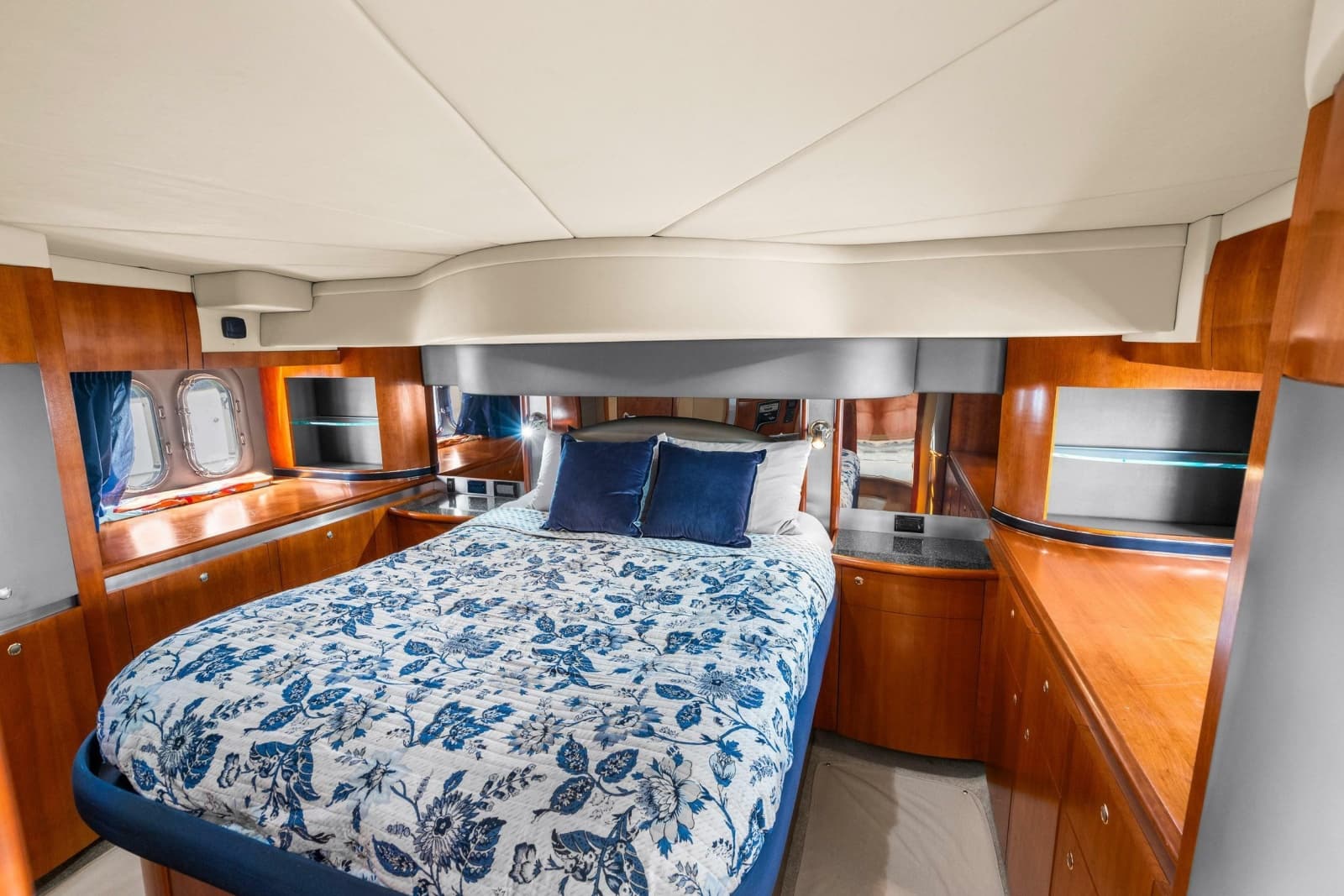 2005 Cruisers Yachts 520 Express - Photo 16