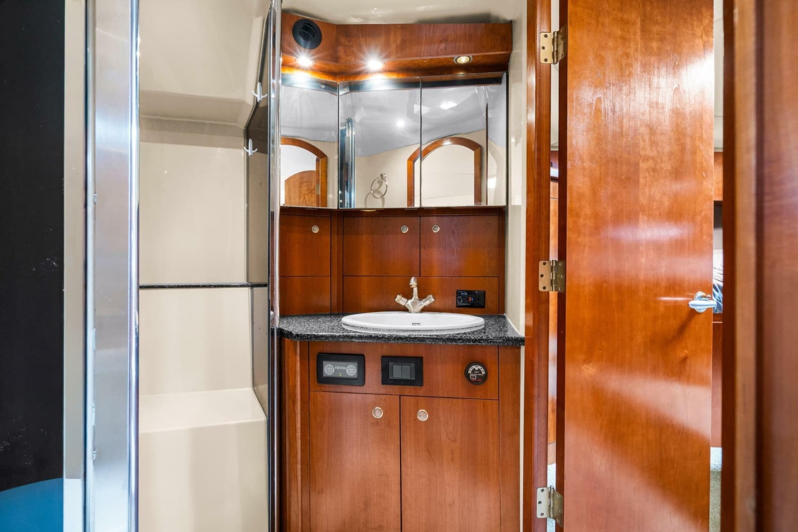 2005 Cruisers Yachts 520 Express - Photo 27