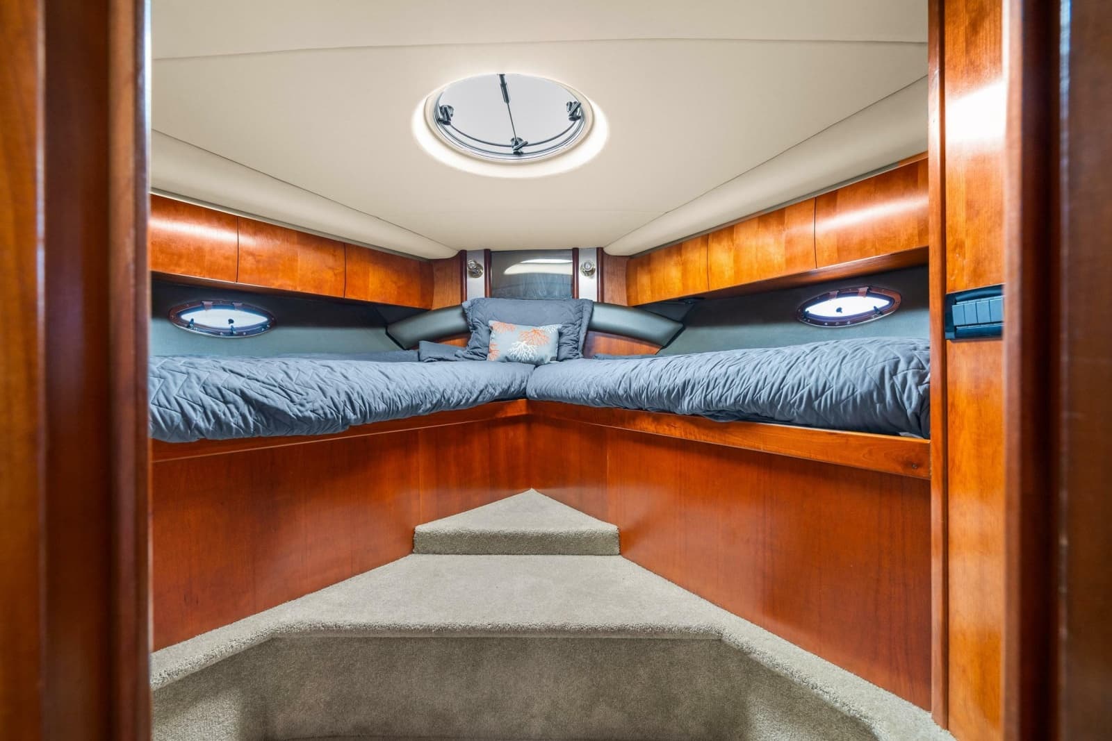 2005 Cruisers Yachts 520 Express - Photo 23