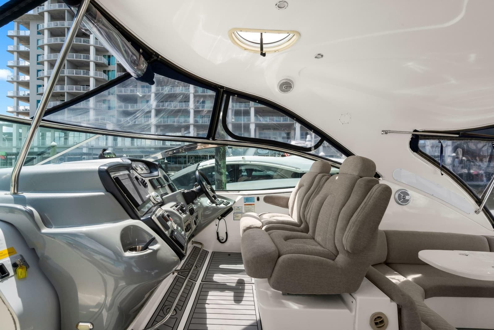 2005 Cruisers Yachts 520 Express - Photo 35
