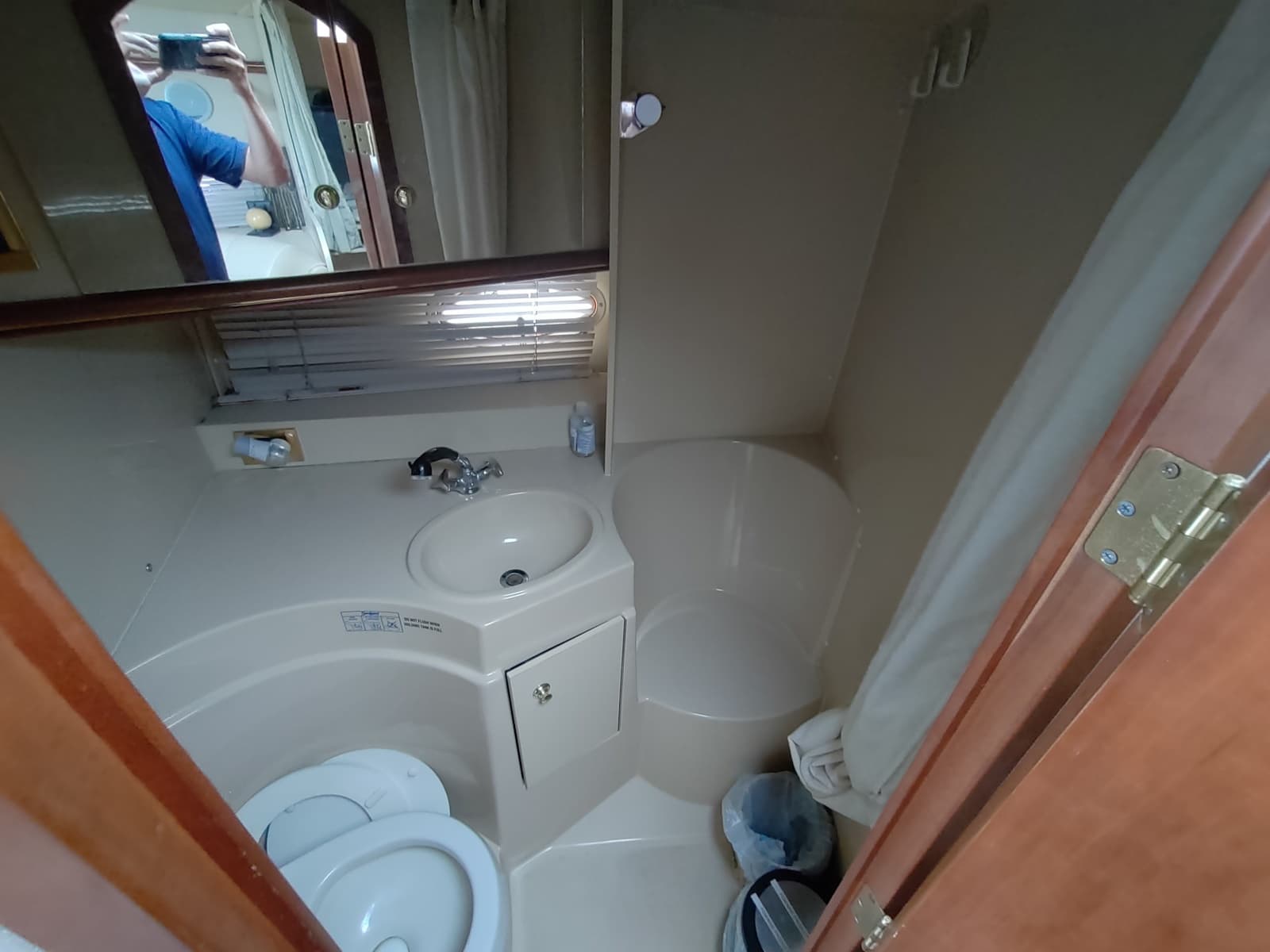 2002 Cruisers Yachts 3372 Express - Photo 22