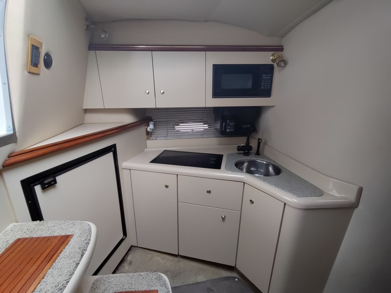 2002 Cruisers Yachts 3372 Express - Photo 17