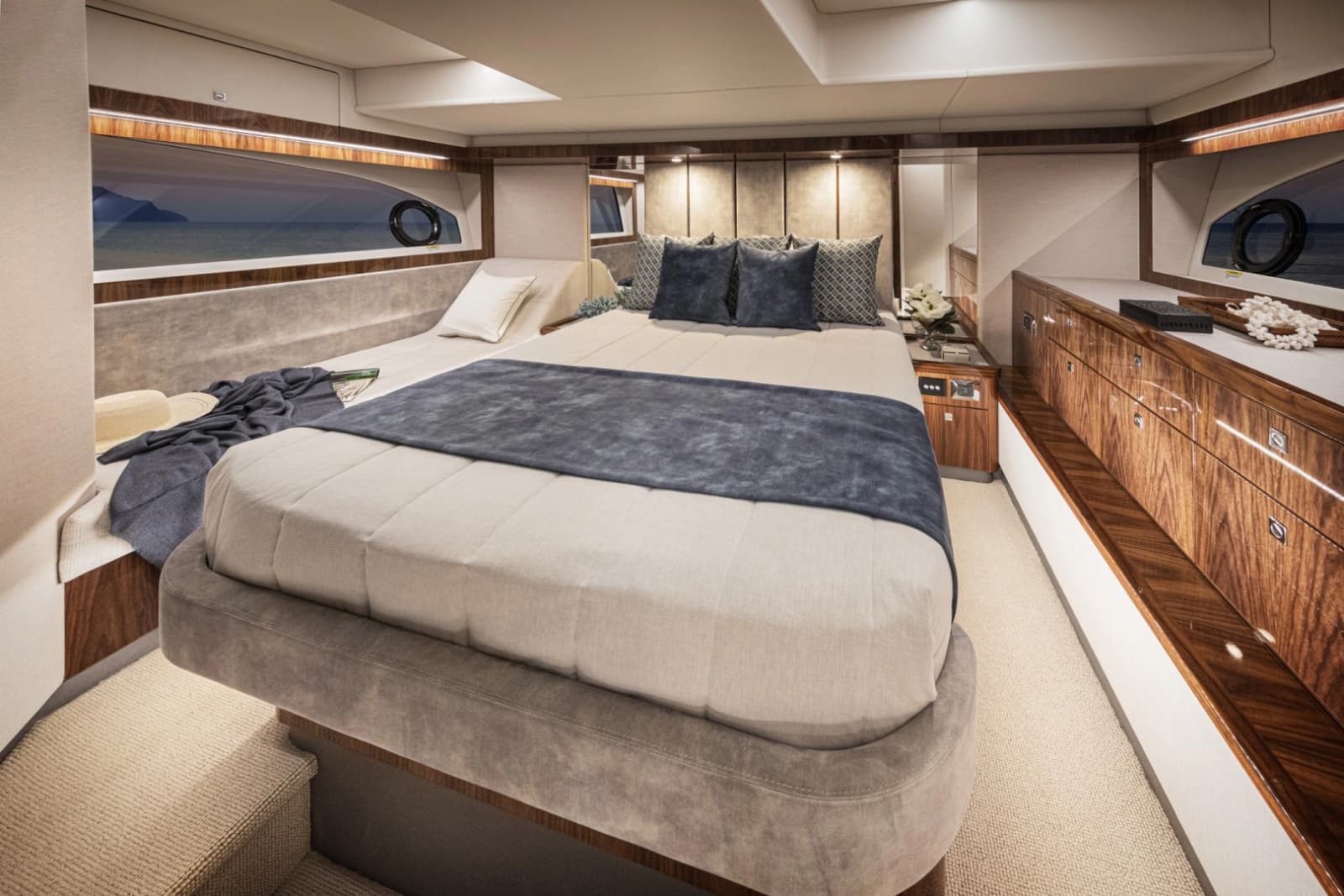 2026 Riviera 50 Sports Motor Yacht - Photo 24