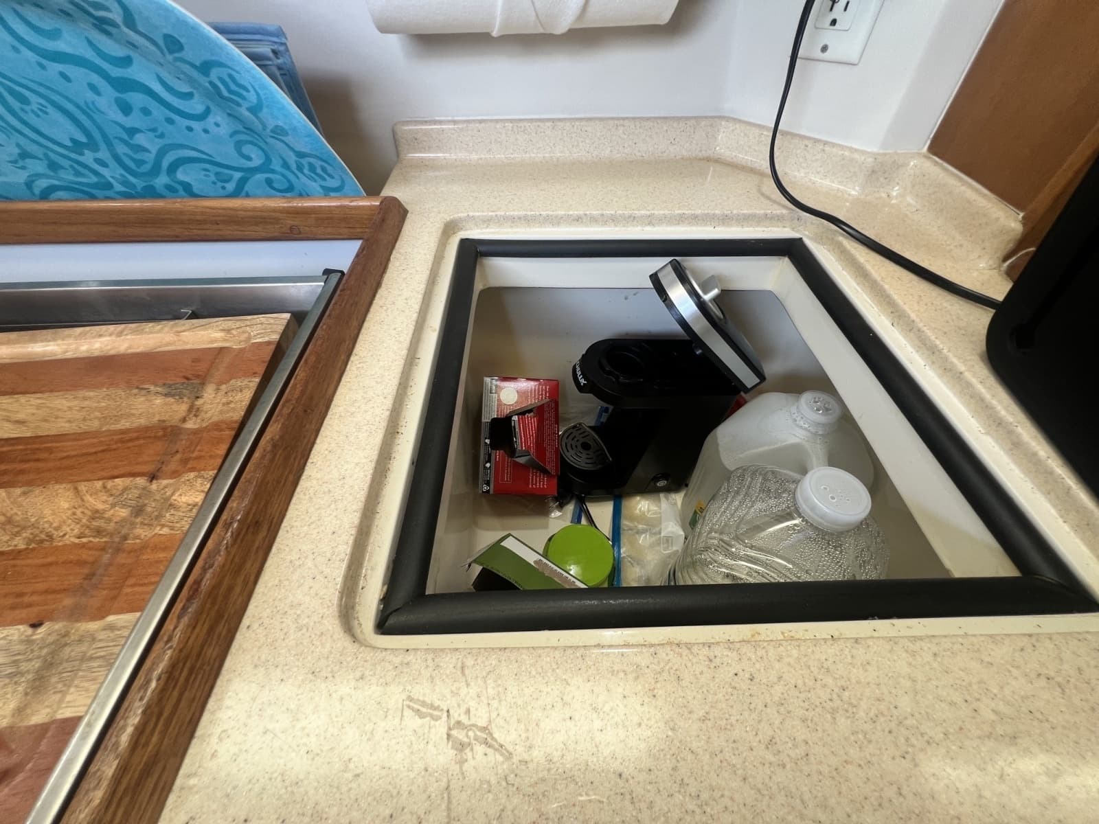2004 Catalina 320 - Photo 38