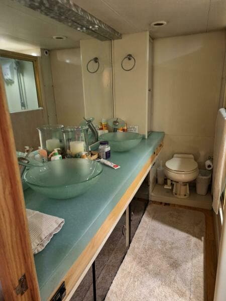 1988 Viking Motor Yacht - Photo 24