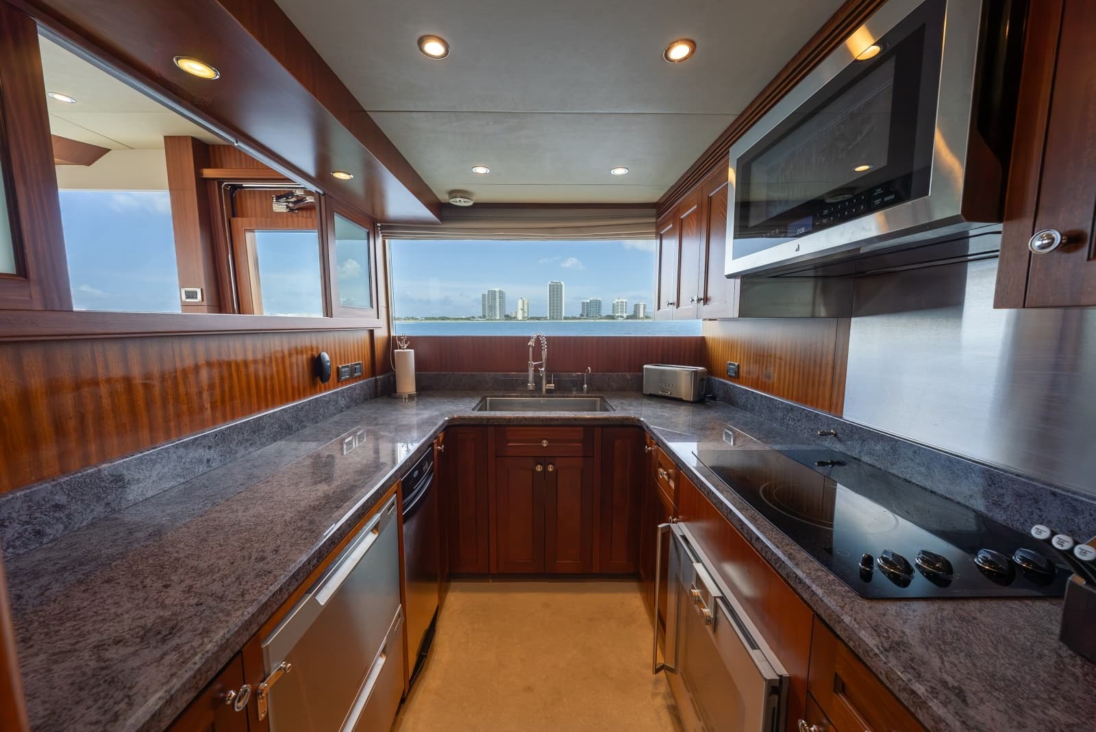 2013 Ocean Alexander 90 Sky Lounge Motor Yacht - Photo 26