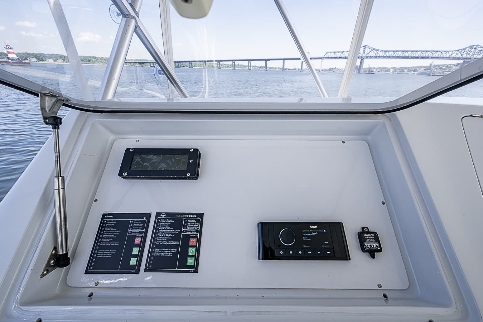 2002 Viking 52 Convertible - Photo 24