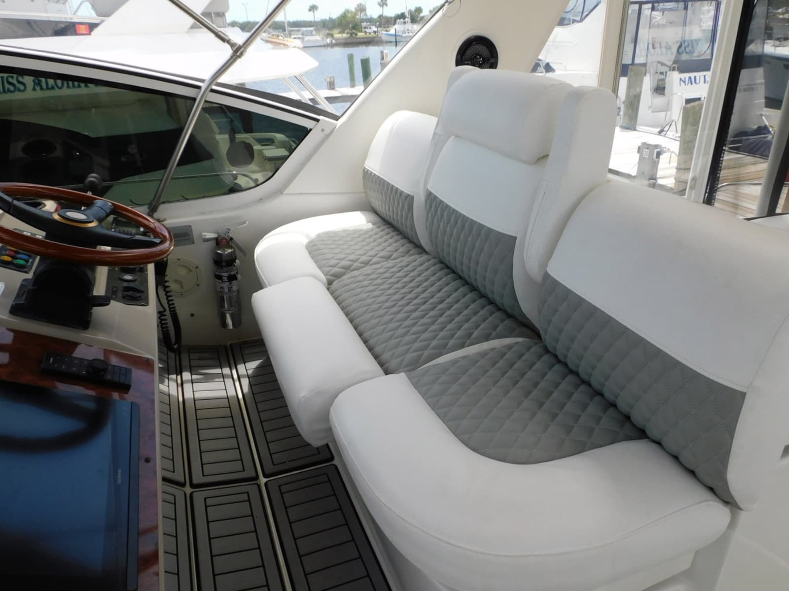 2001 Cruisers Yachts 4450 Express Motoryacht - Photo 19