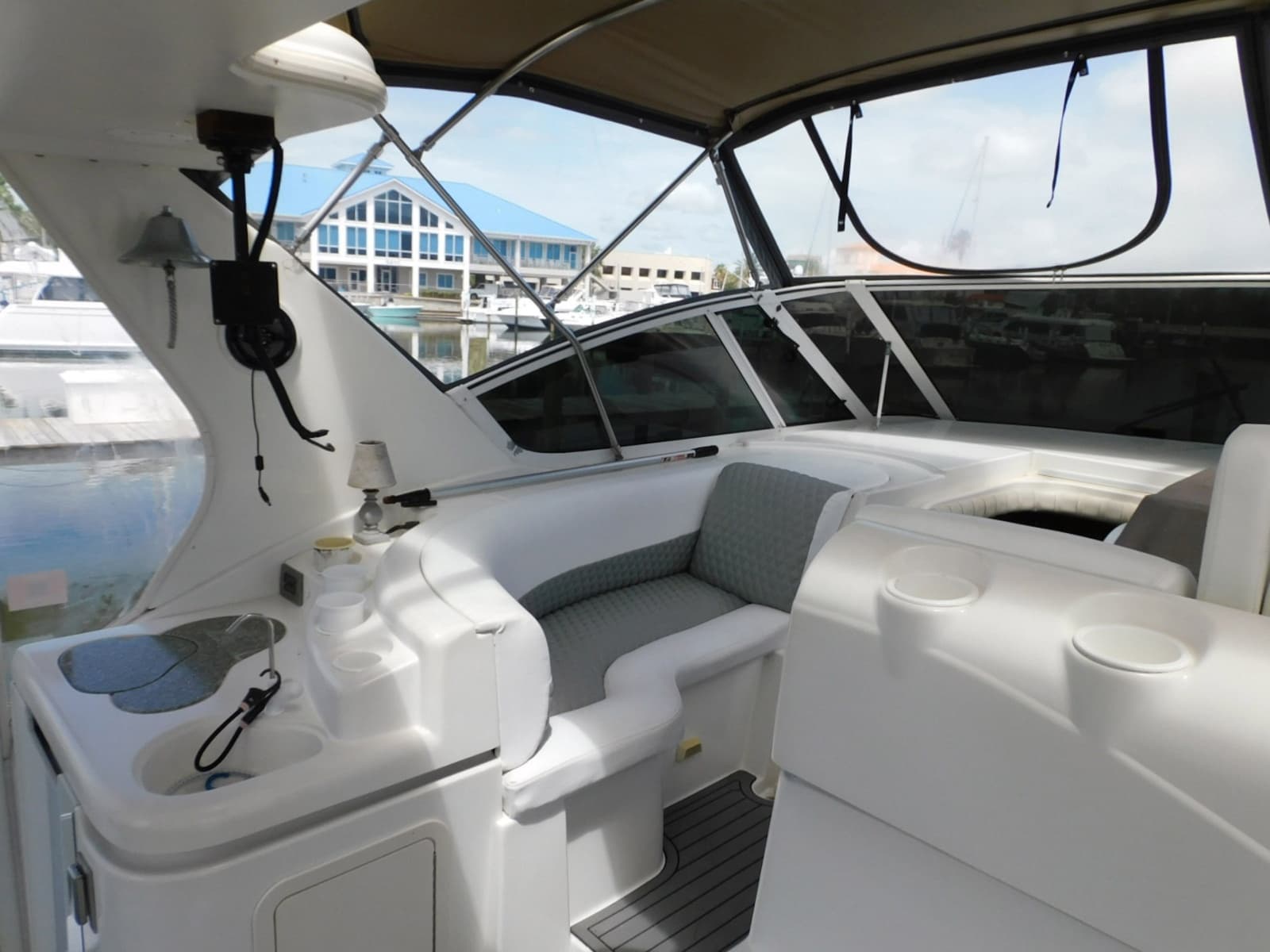 2001 Cruisers Yachts 4450 Express Motoryacht - Photo 9