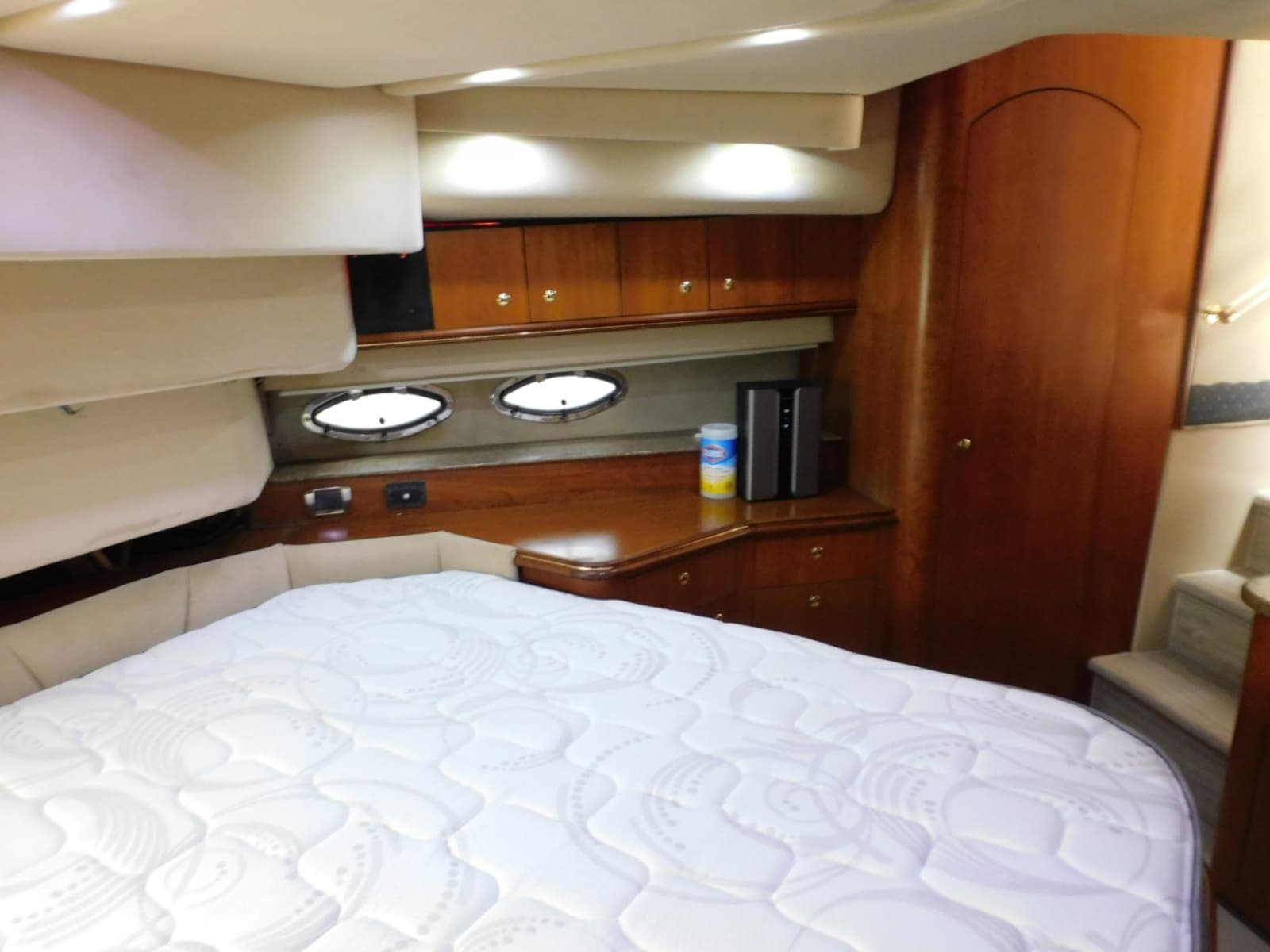 2001 Cruisers Yachts 4450 Express Motoryacht - Photo 38