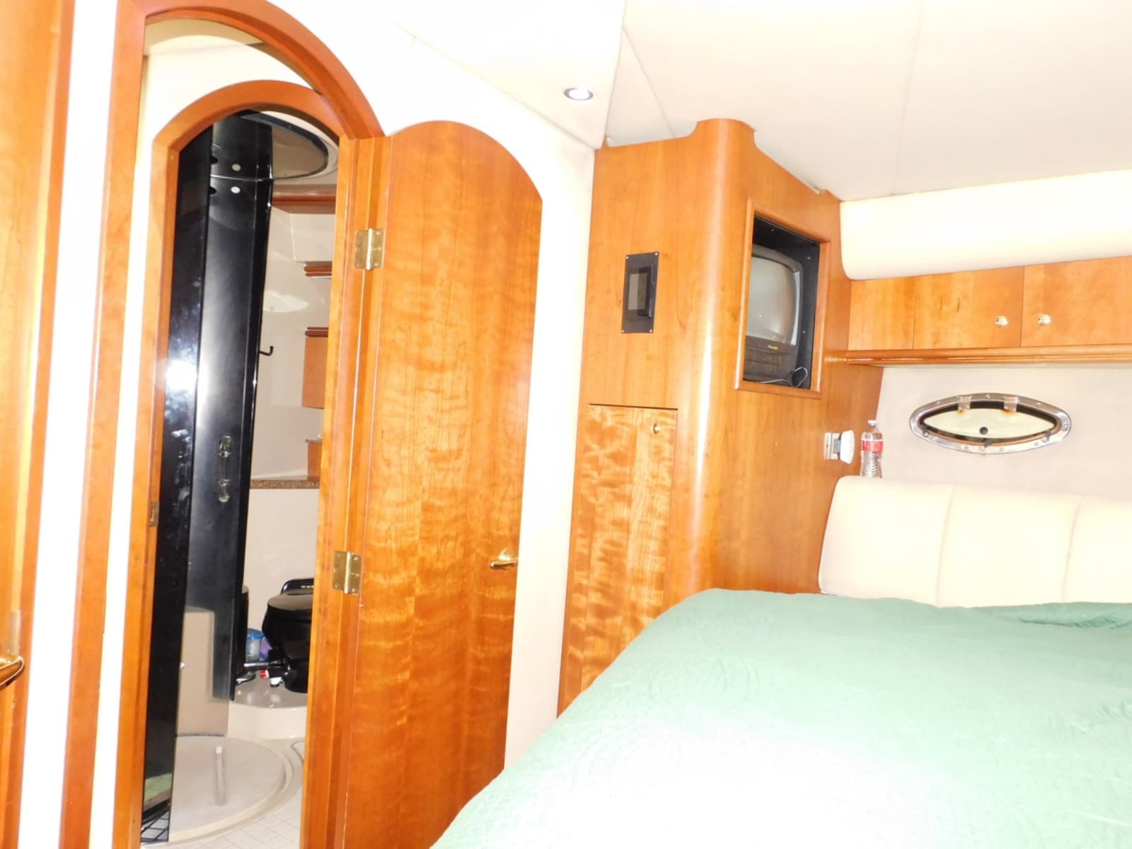 2001 Cruisers Yachts 4450 Express Motoryacht - Photo 21
