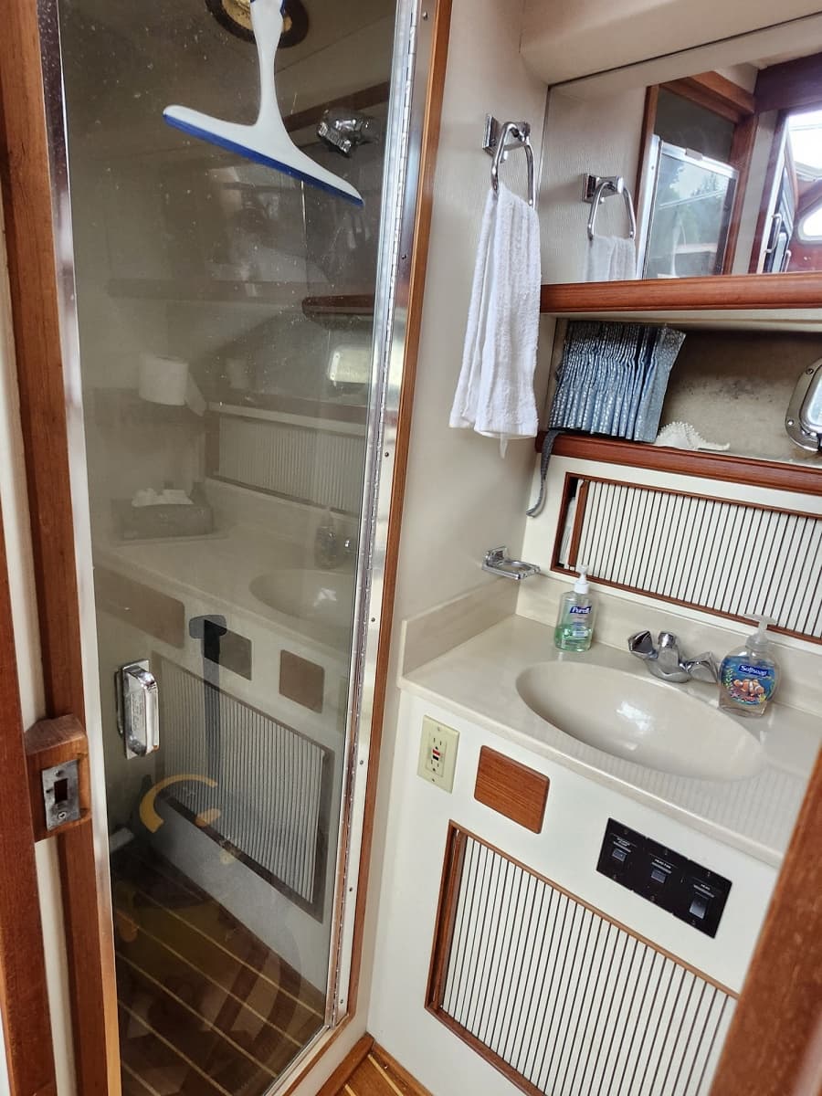 1992 Tollycraft 34 Sport Sedan - Photo 26