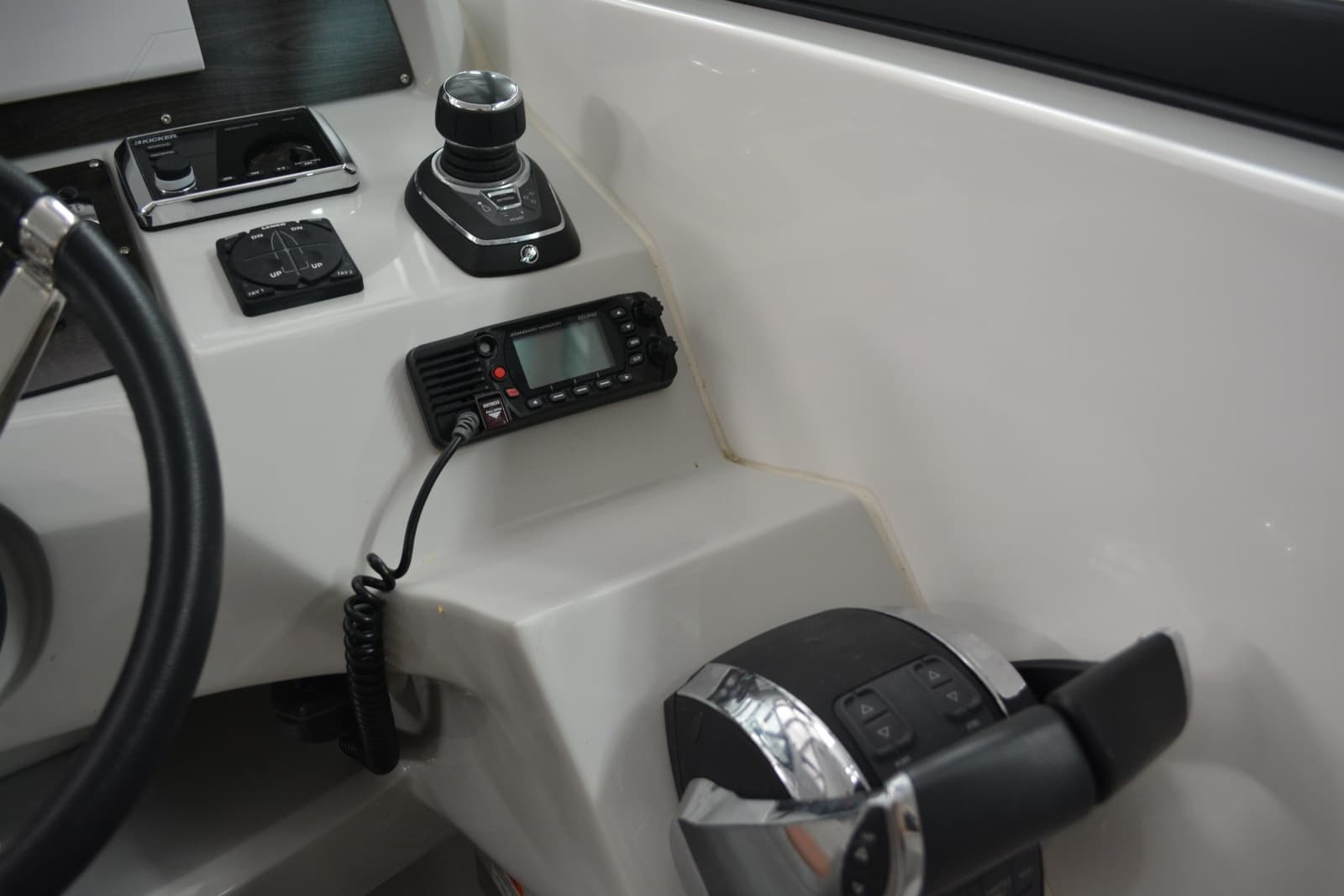 2018 Rinker 320 EX - Photo 13