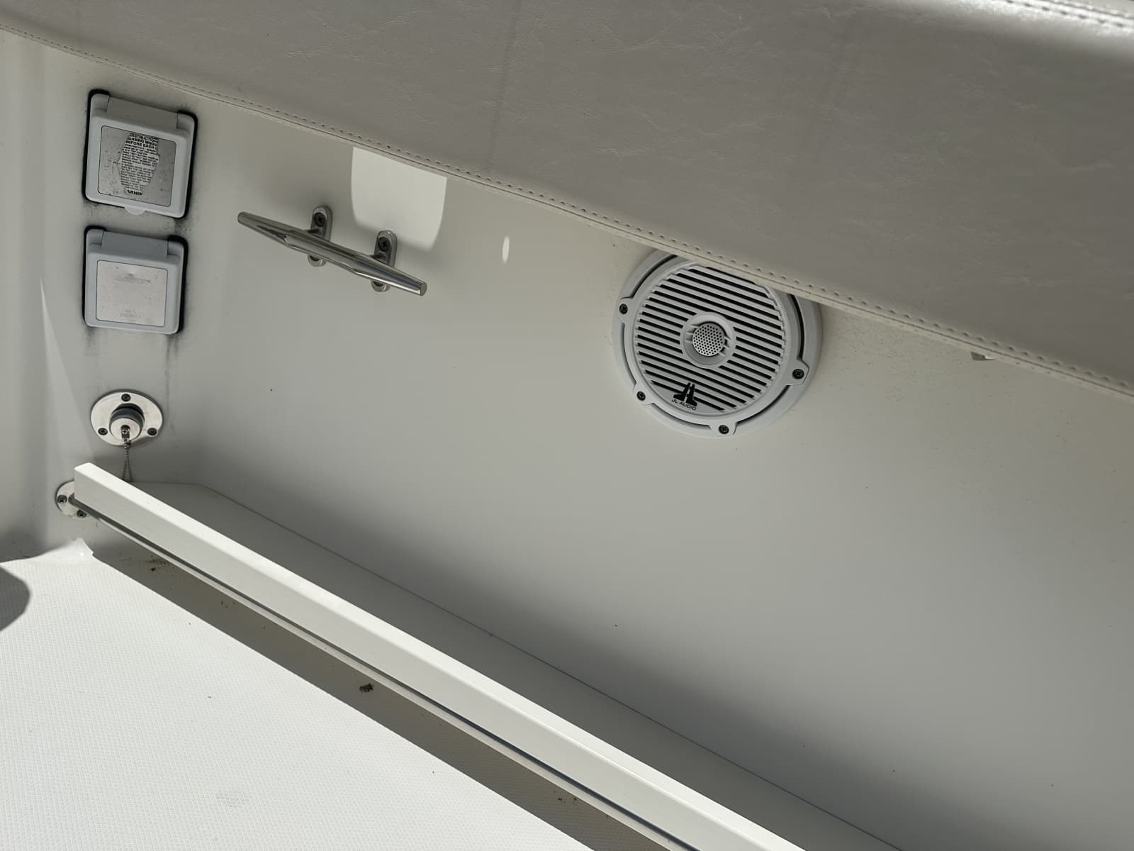 2015 Boston Whaler  - Photo 17