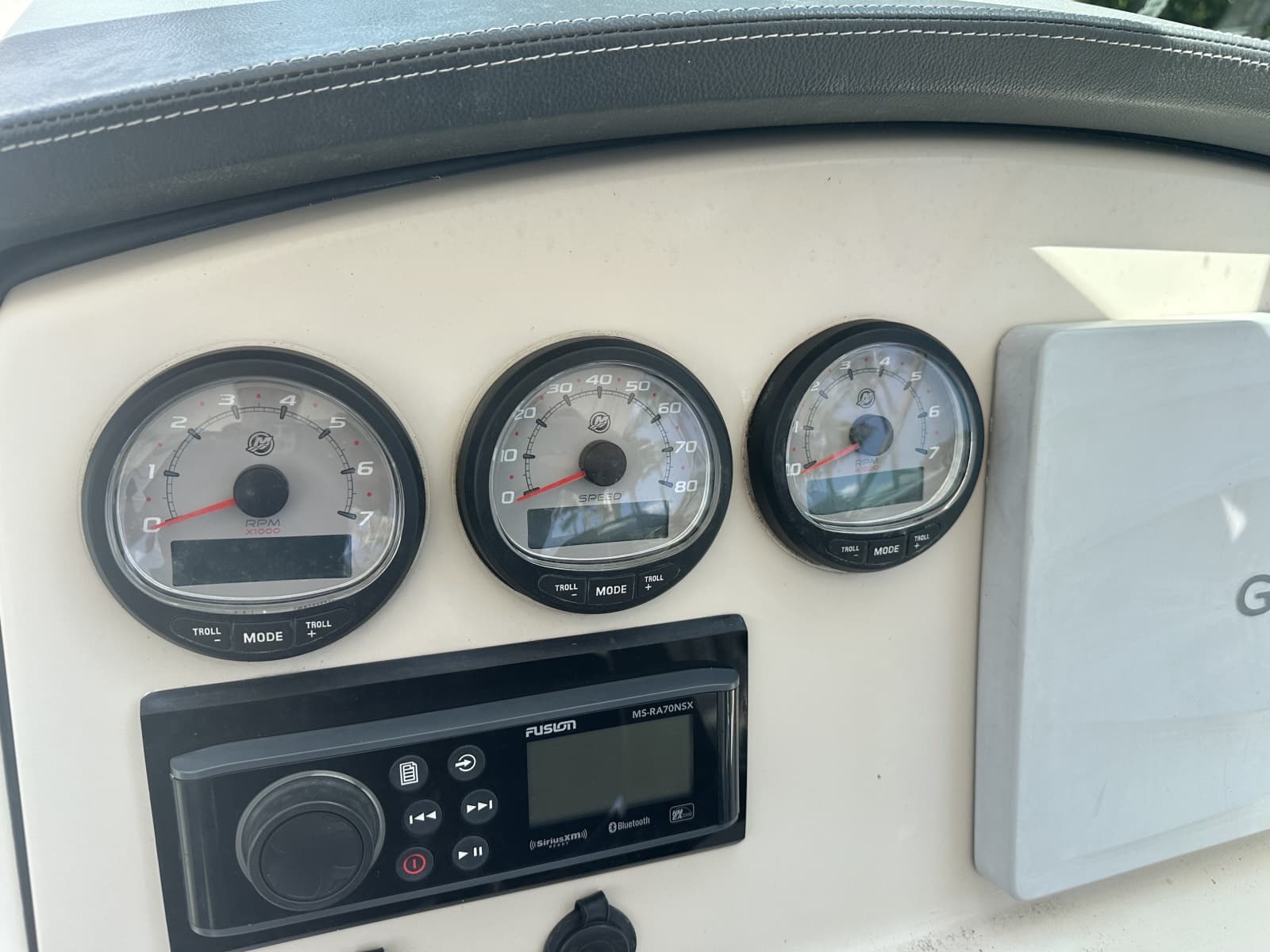 2015 Boston Whaler  - Photo 24