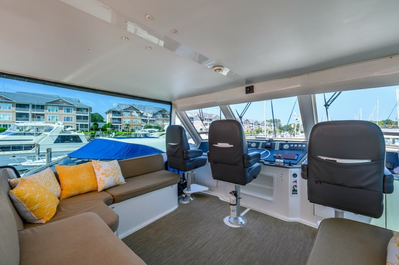 1999 Viking Cockpit Sport Yacht - Photo 8