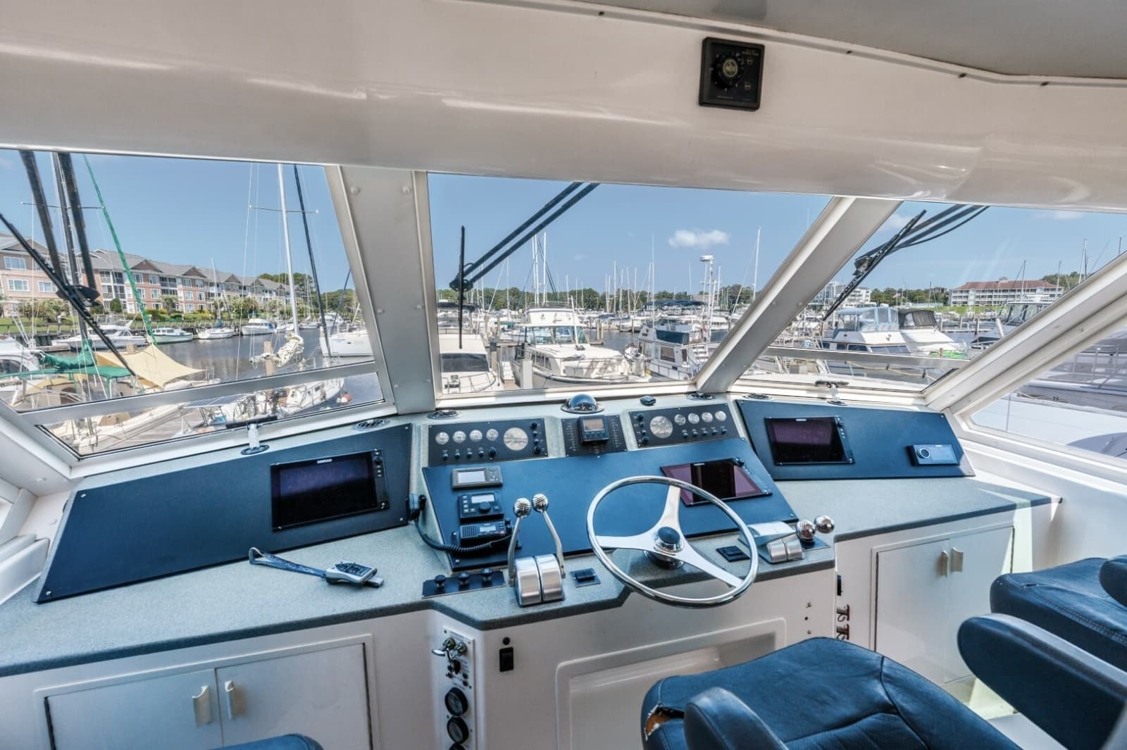 1999 Viking Cockpit Sport Yacht - Photo 6