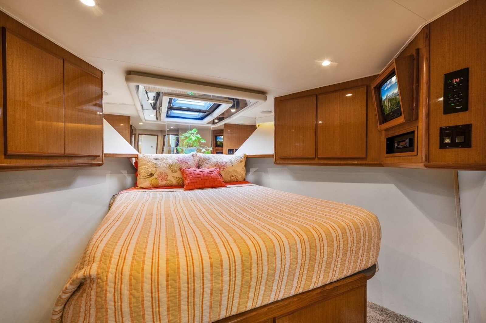 1999 Viking Cockpit Sport Yacht - Photo 22