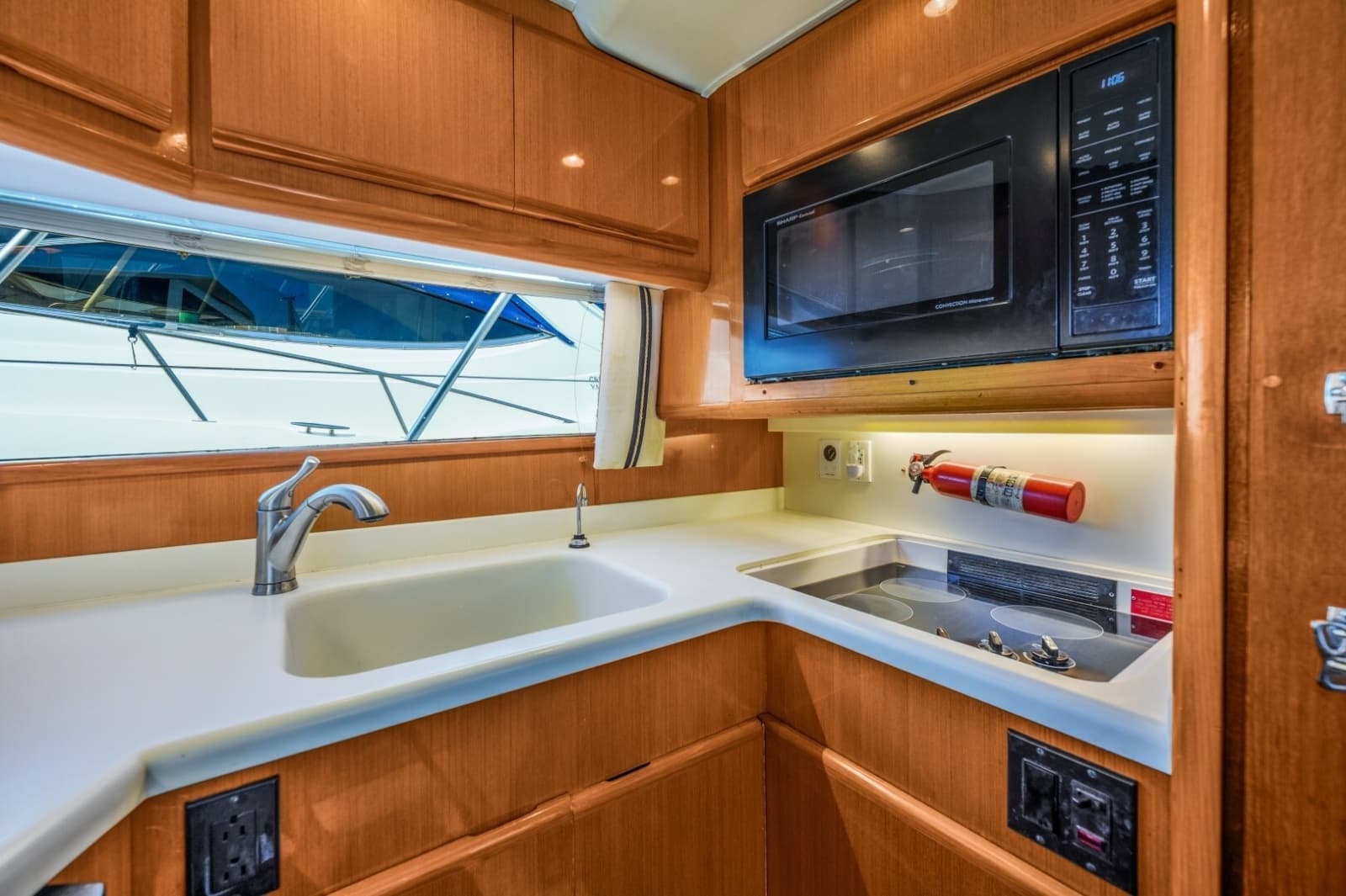 1999 Viking Cockpit Sport Yacht - Photo 21