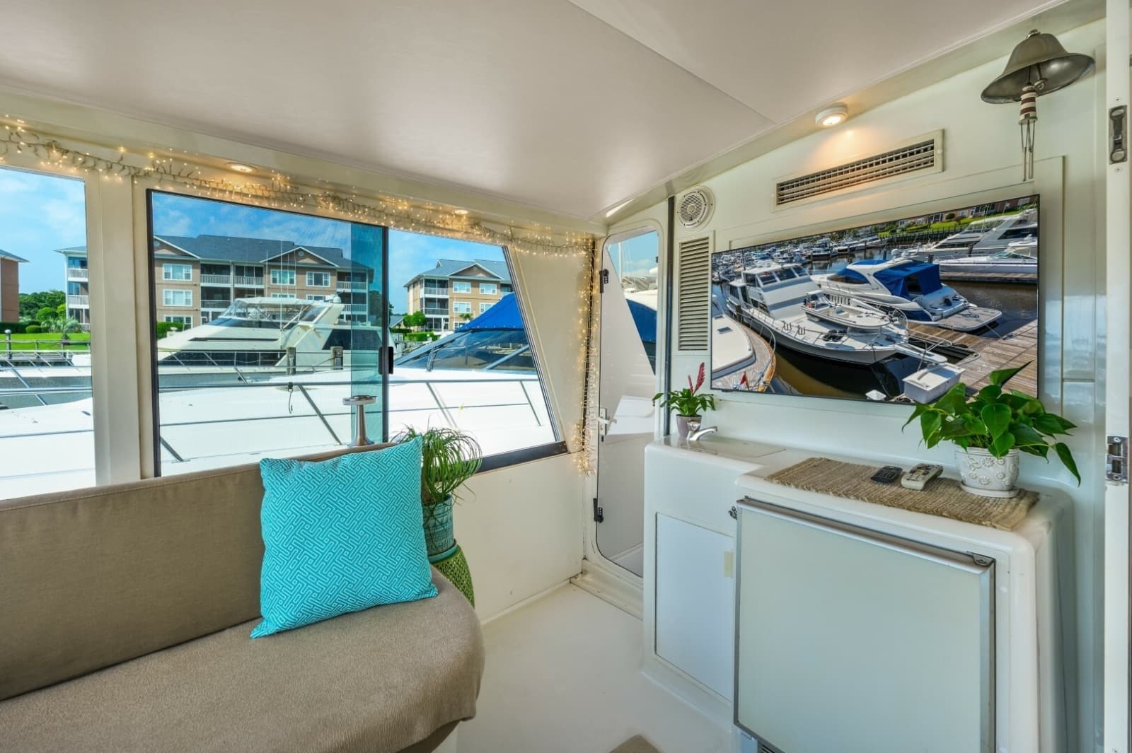 1999 Viking Cockpit Sport Yacht - Photo 10
