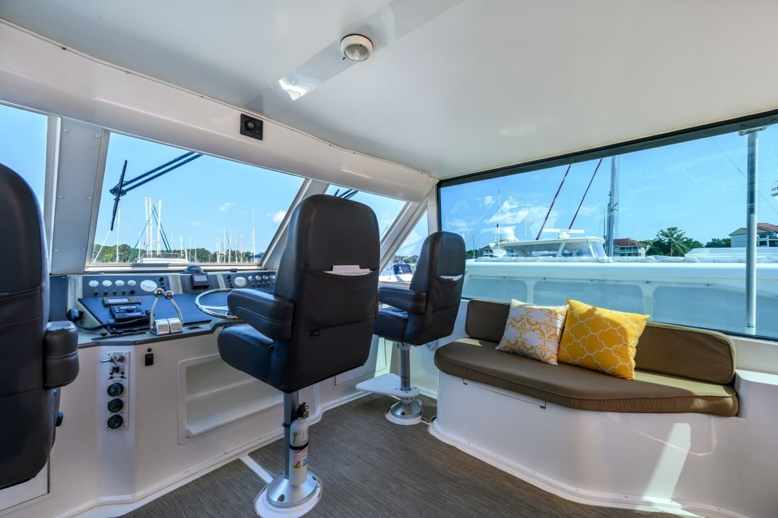 1999 Viking Cockpit Sport Yacht - Photo 9