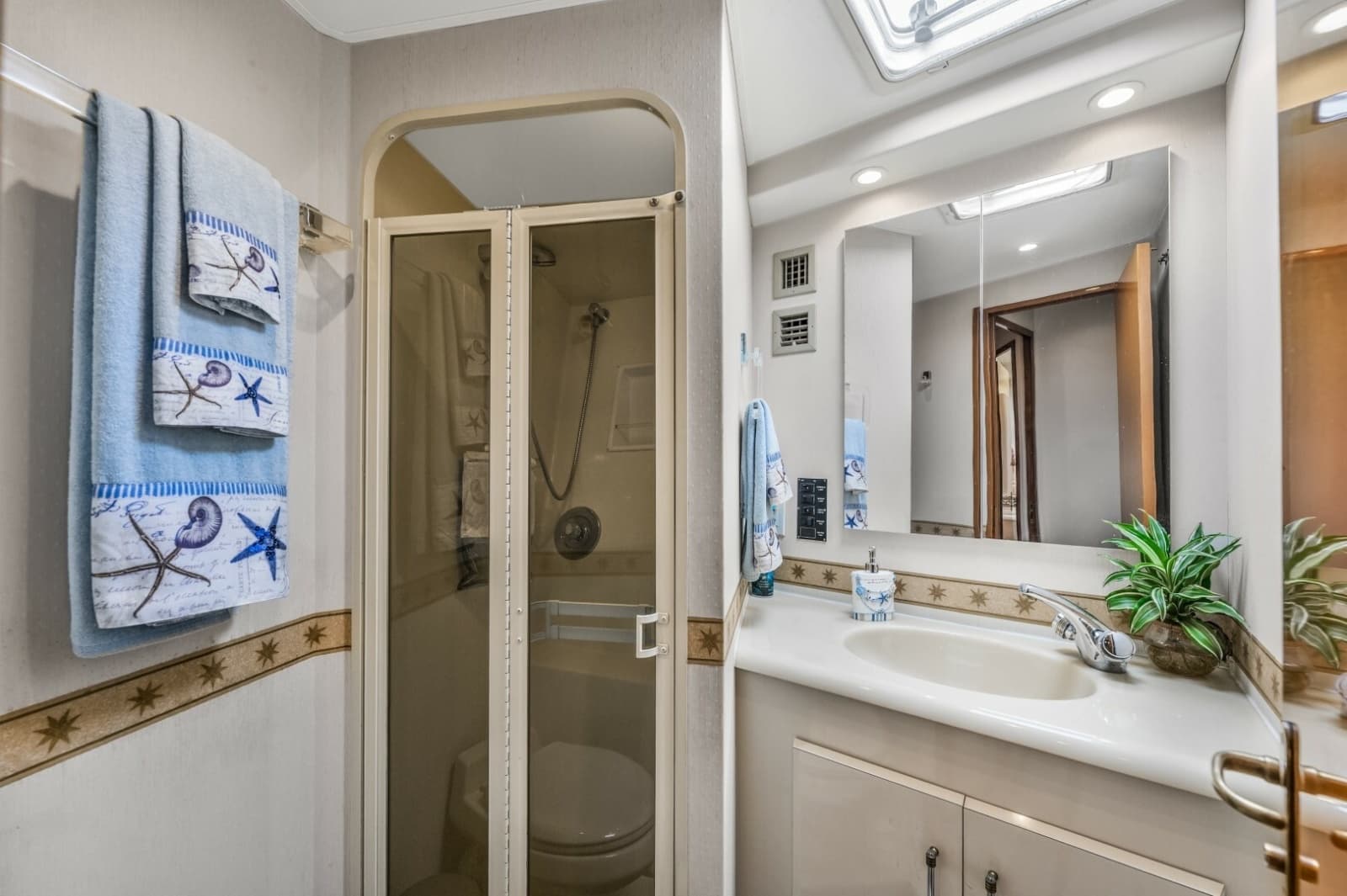 1999 Viking Cockpit Sport Yacht - Photo 26