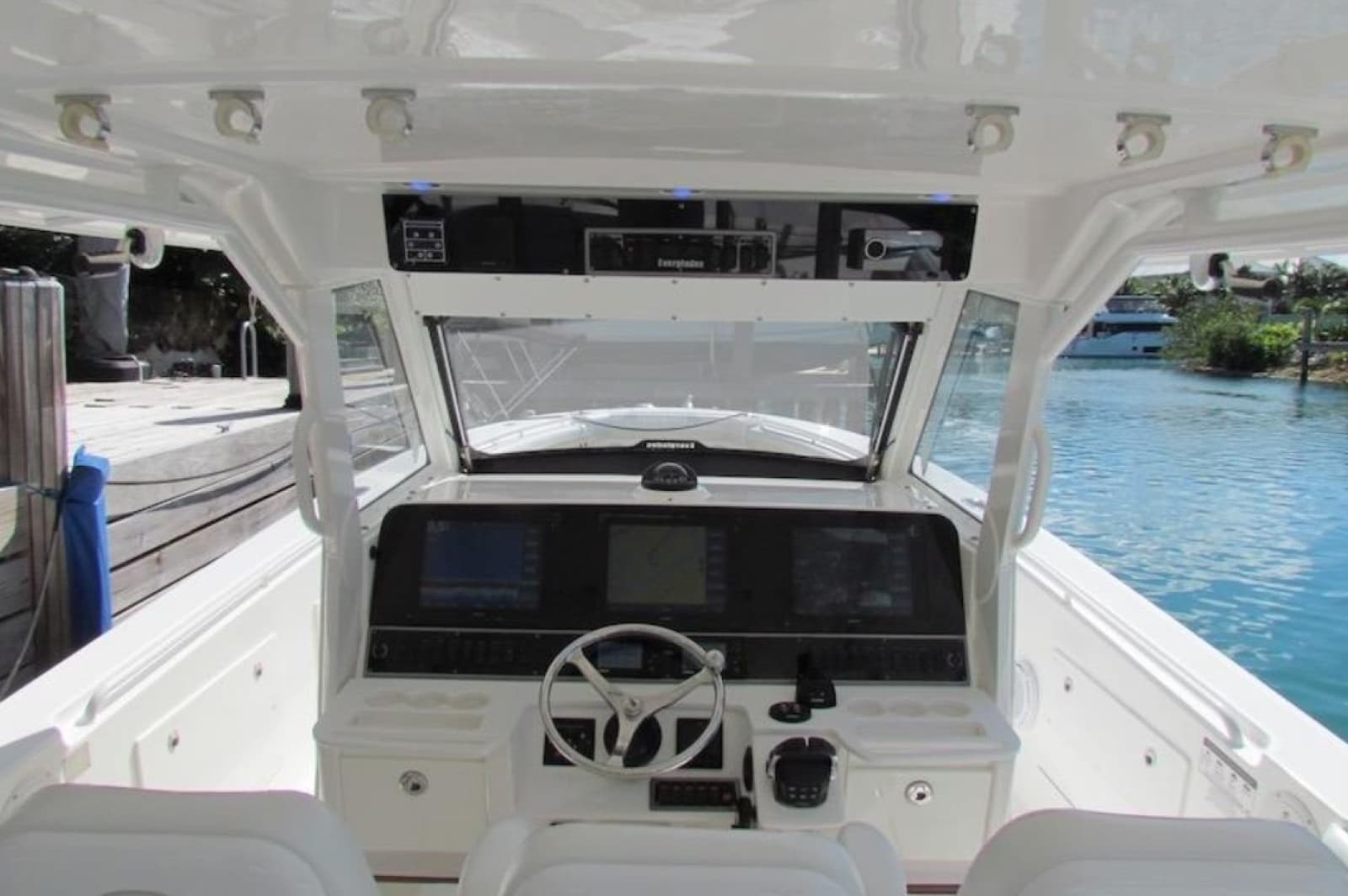 2016 Everglades 435 Center Console - Photo 19