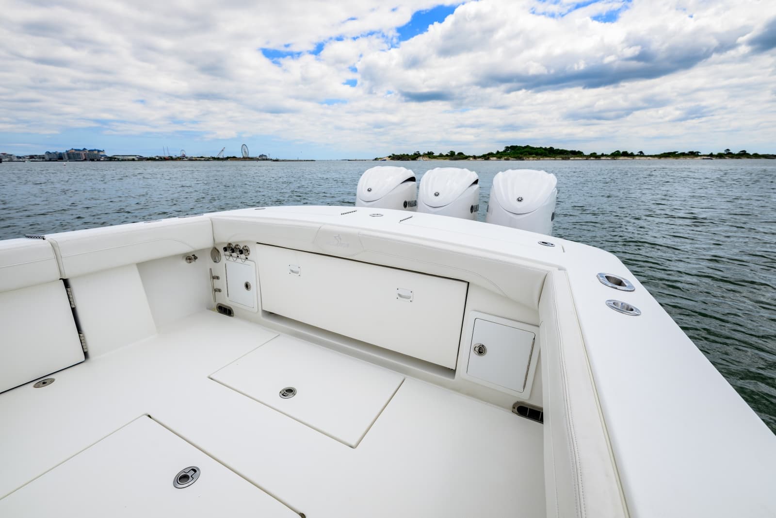 2022 Regulator 34 CC - Photo 6