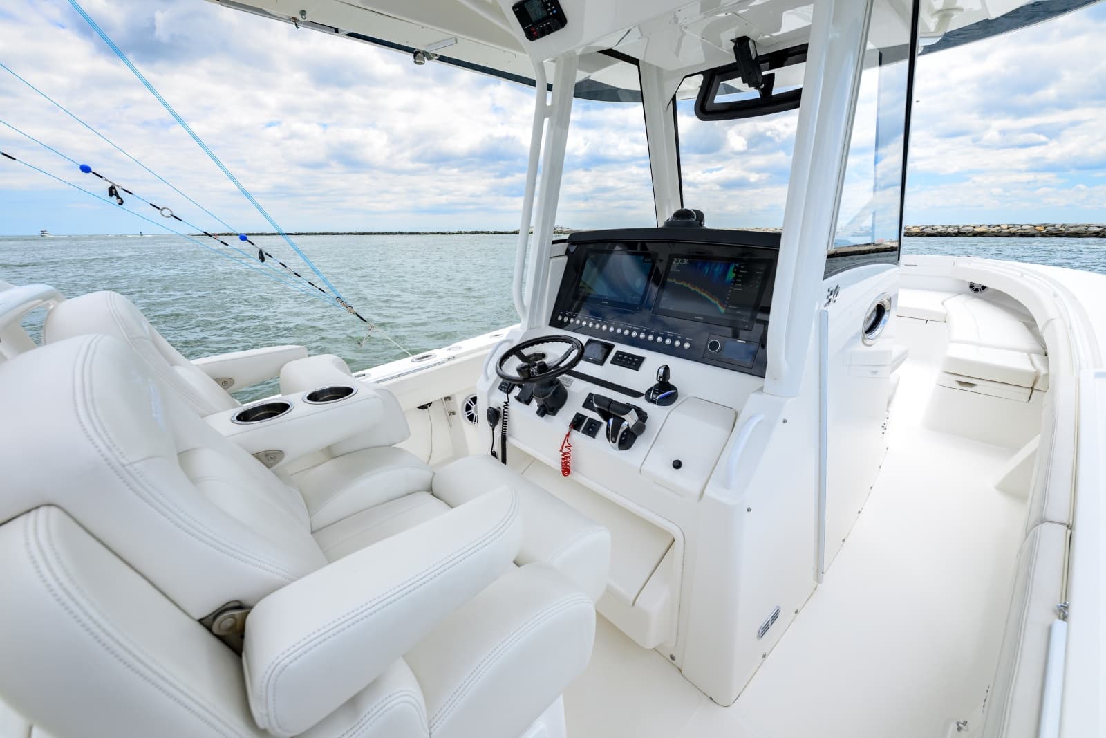 2022 Regulator 34 CC - Photo 17