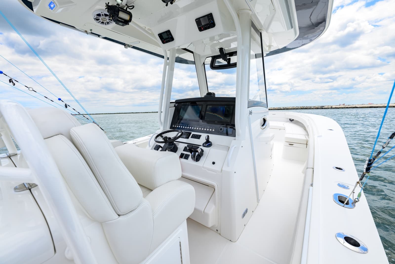 2022 Regulator 34 CC - Photo 14