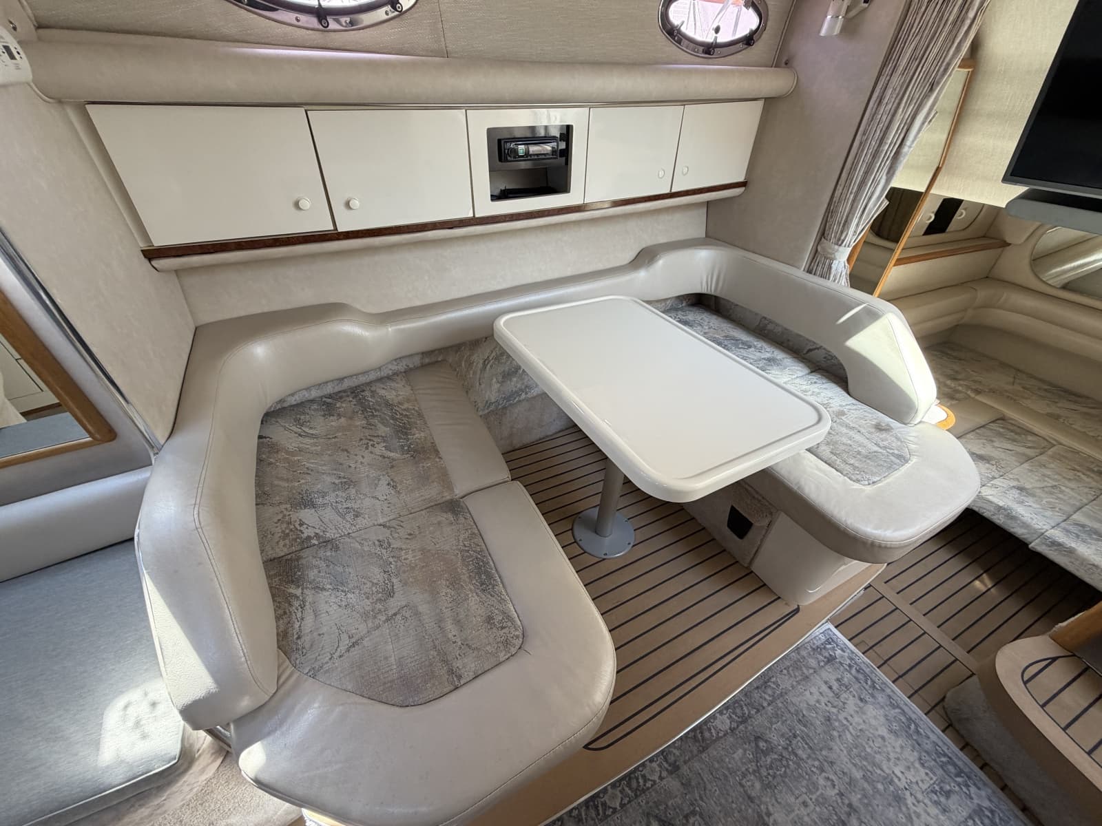 1996 Sea Ray 330 Sundancer - Photo 32