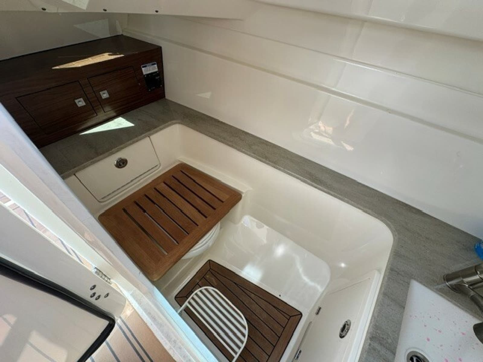 2018 Boston Whaler 320 Vantage - Photo 17