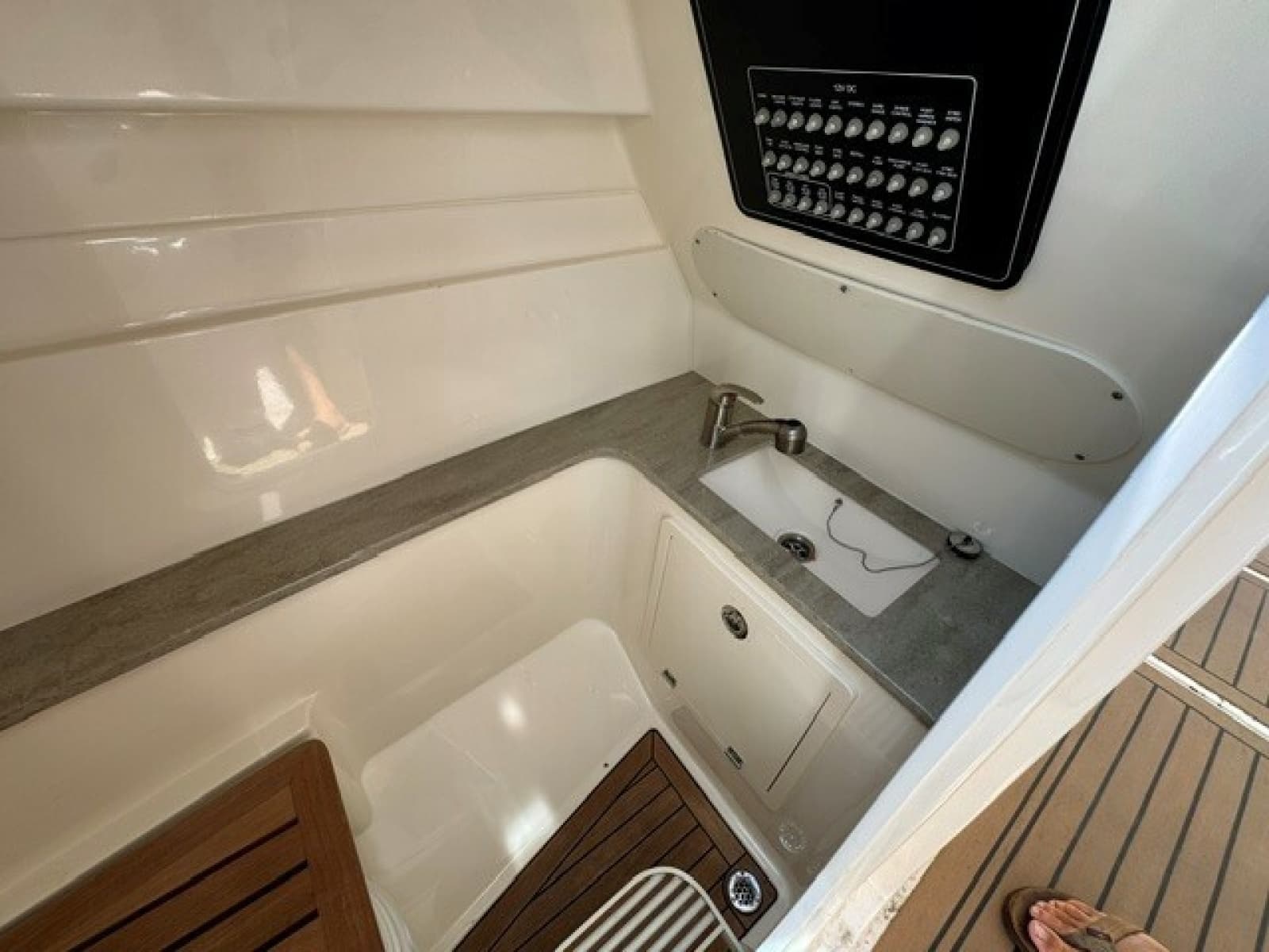 2018 Boston Whaler 320 Vantage - Photo 18
