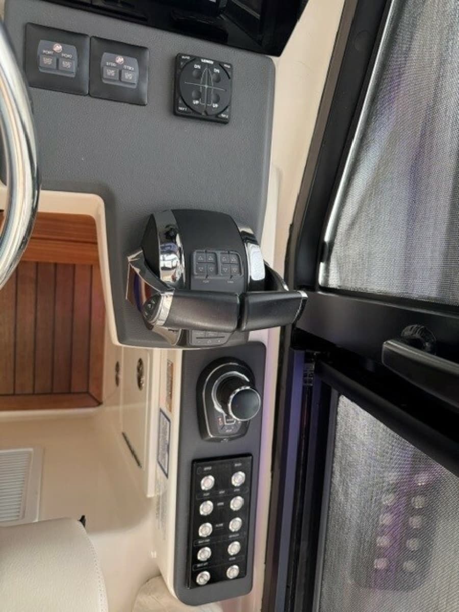2021 Boston Whaler 405 Conques - Photo 21