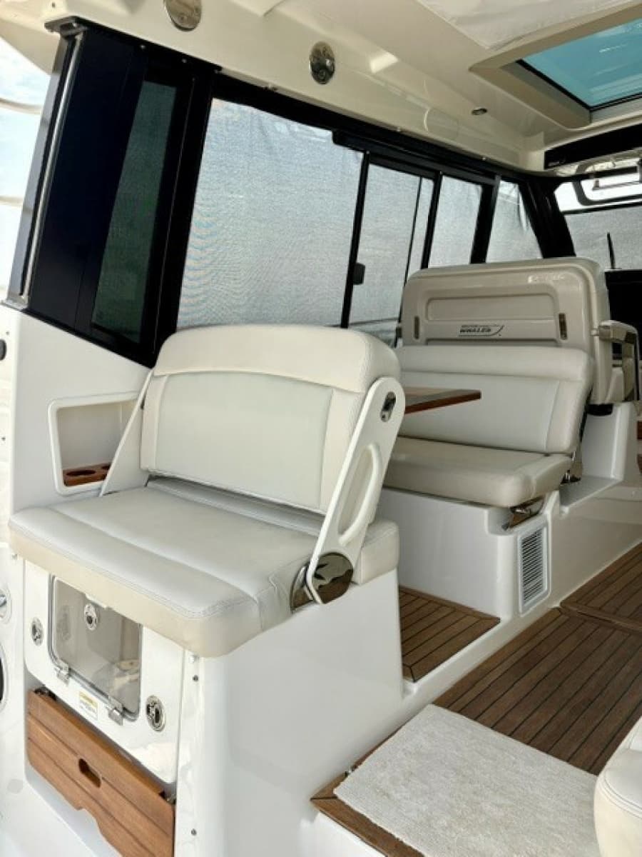 2021 Boston Whaler 405 Conquest - Photo 11
