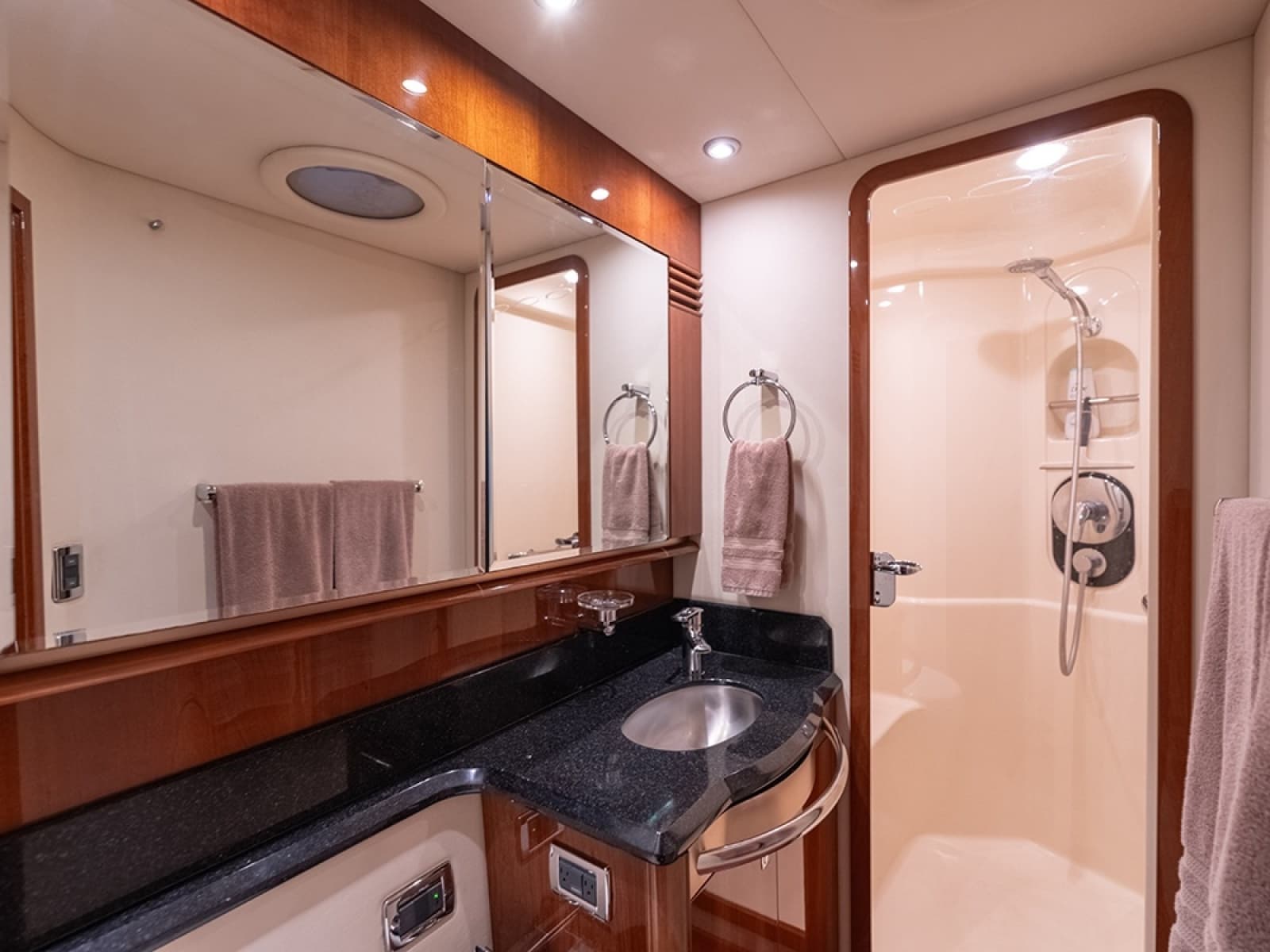 2010 Sea Ray 580 Sedan Bridge - Photo 38
