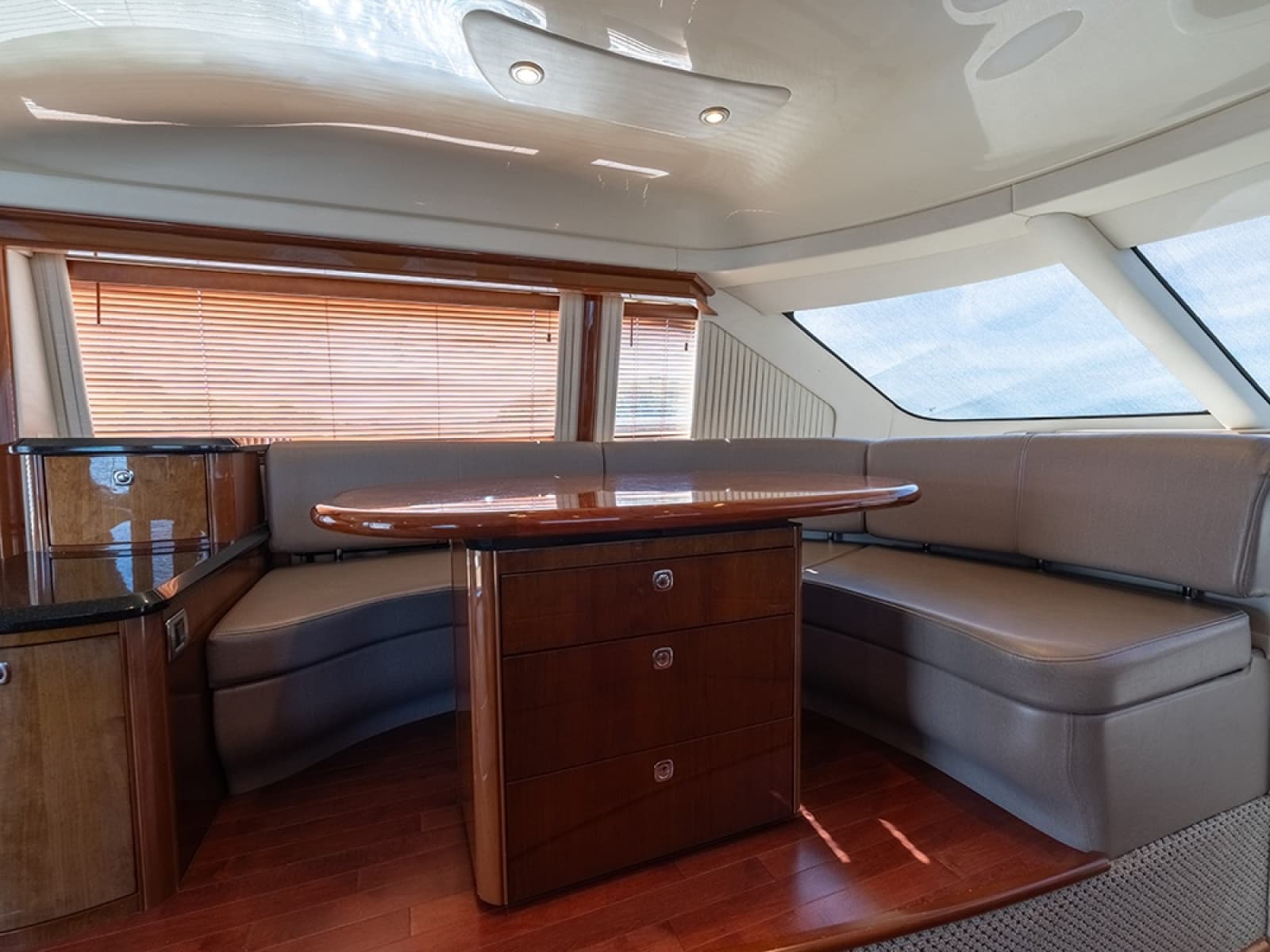 2010 Sea Ray 580 Sedan Bridge - Photo 34
