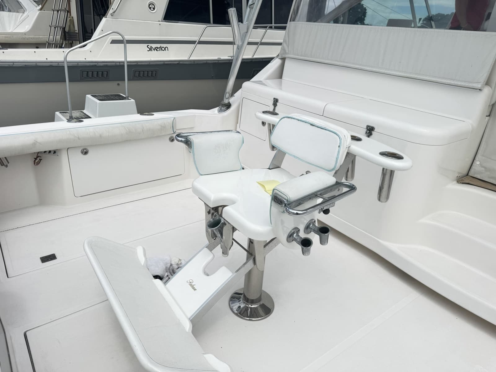 2005 Cabo 40 Express - Photo 32