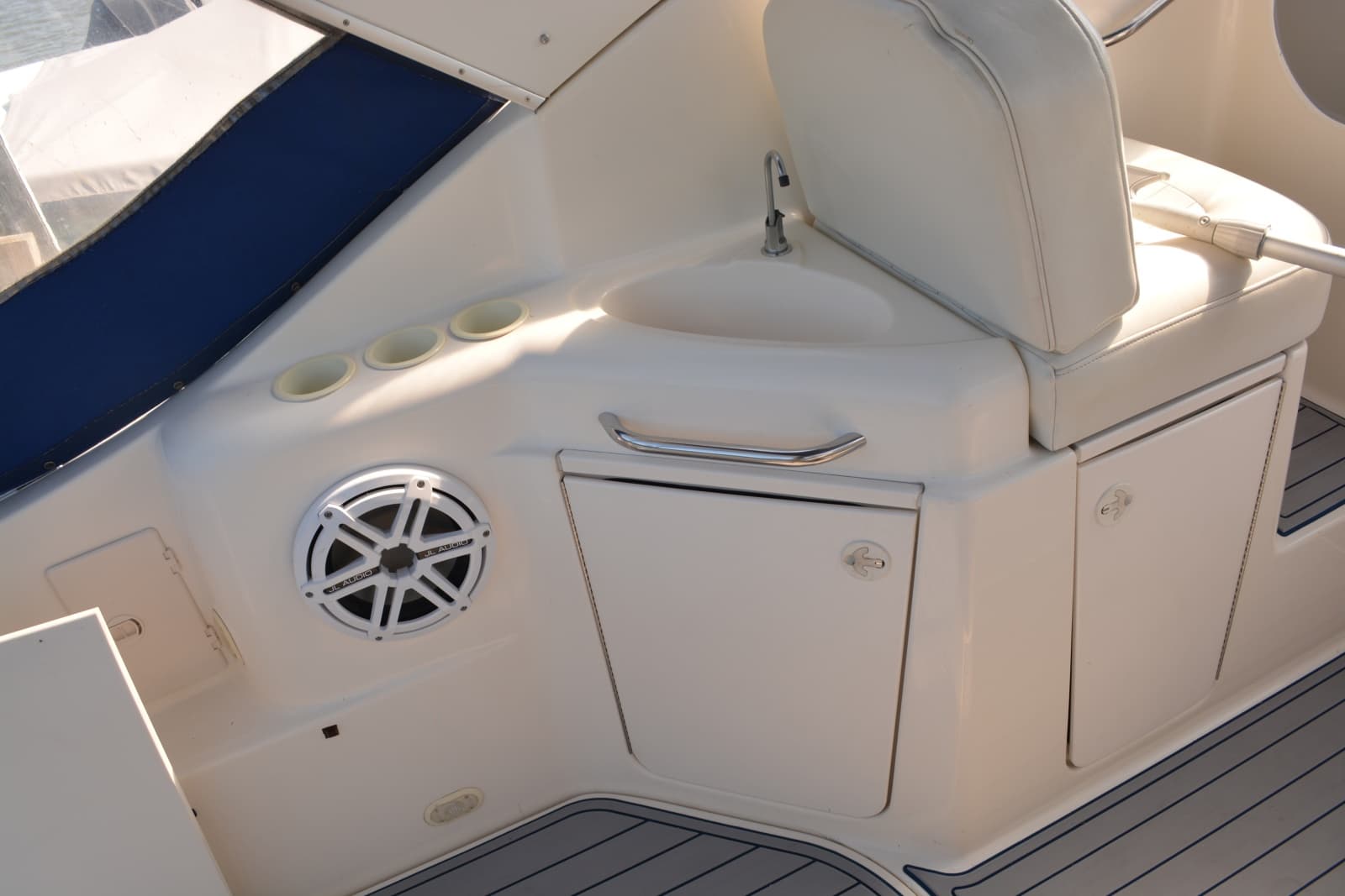 2004 Bayliner 305 - Photo 12