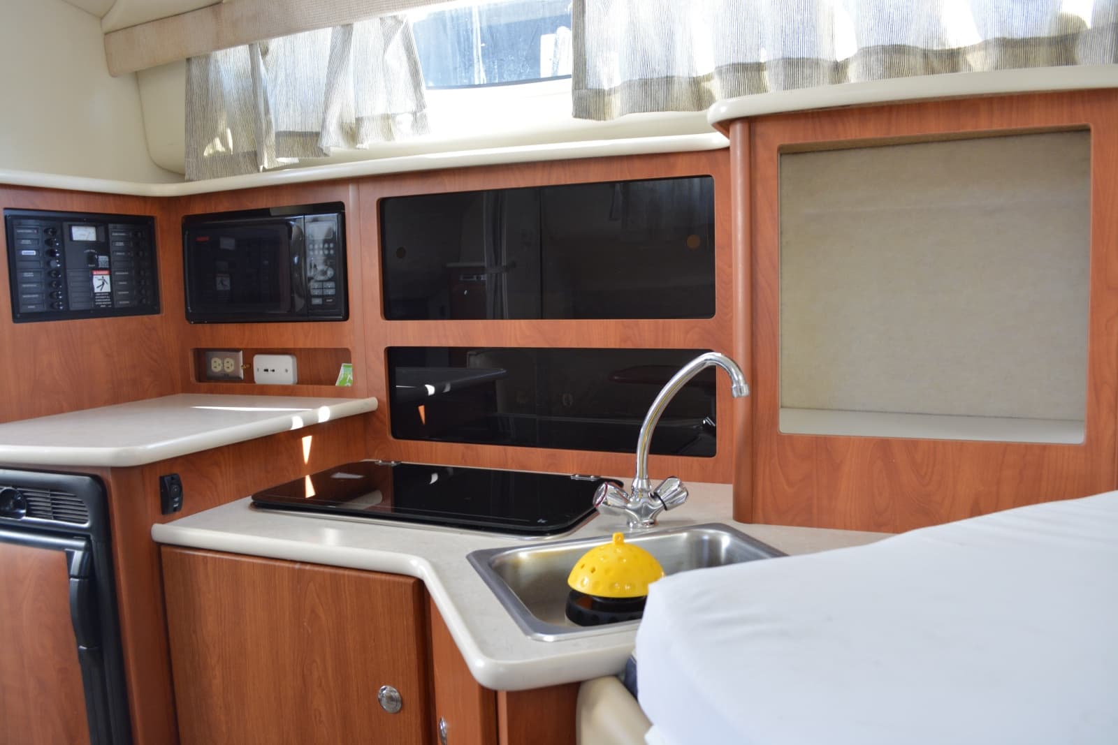2004 Bayliner 305 - Photo 21