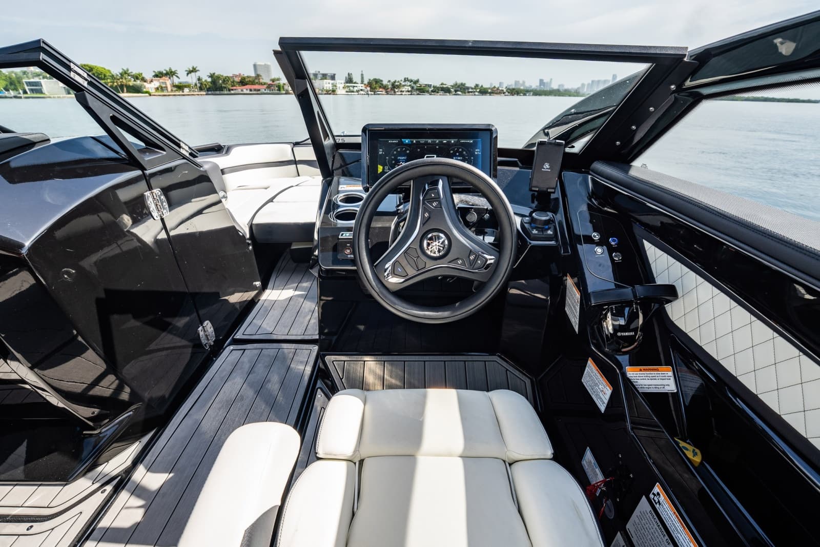 2025 Yamaha Boats 275SD - Photo 19